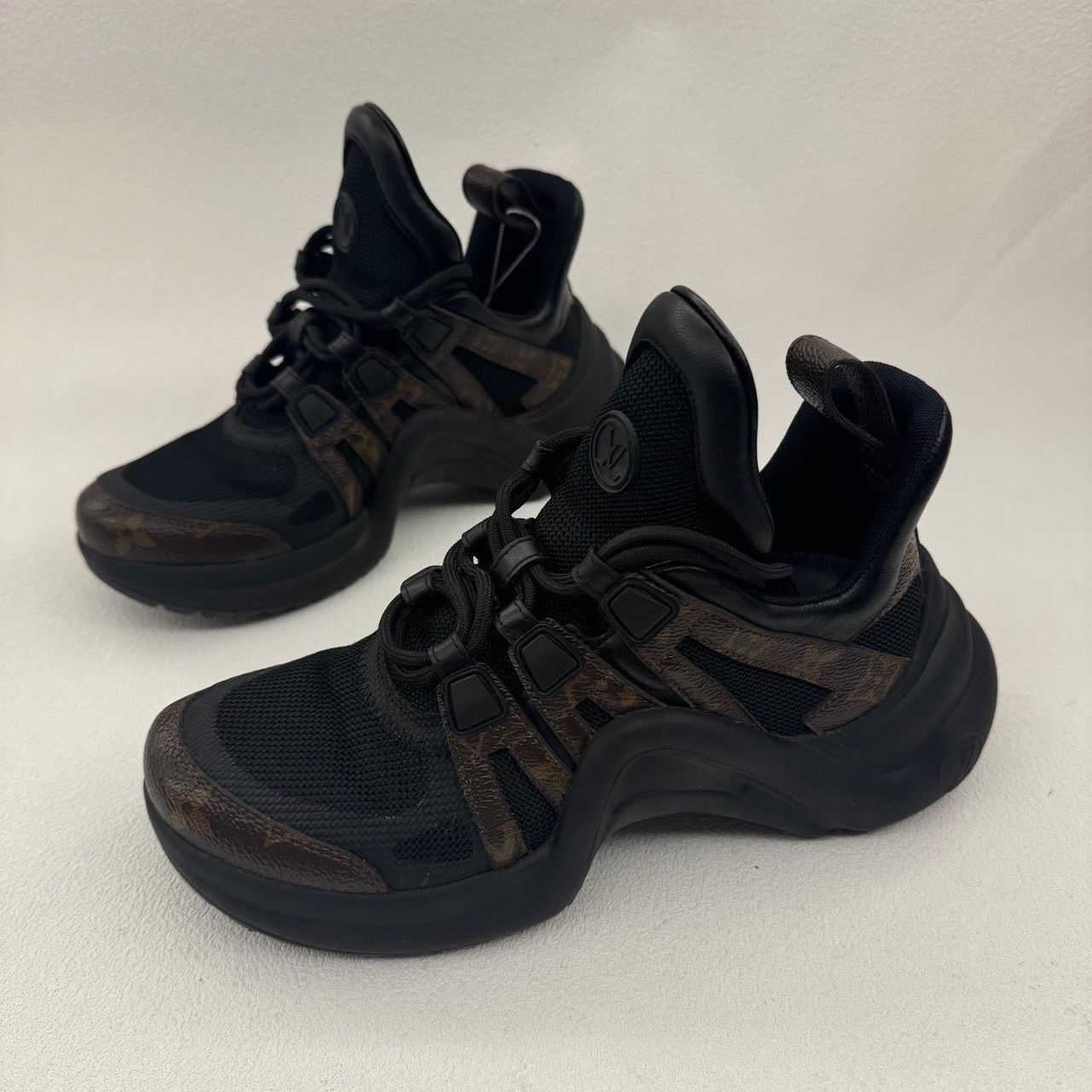 Louis Vuitton Louis Vuitton Black Lowtop Sneakers us_5 Women Size US 5 / IT 35 - 1 Thumbnail
