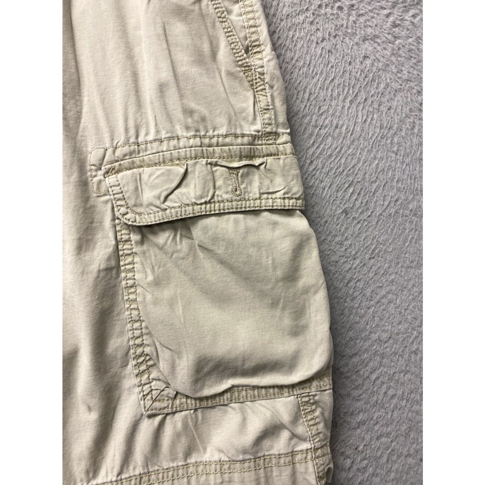 Izod IZOD Short(s) Men's Size 34 Classic Cargo Shorts Beige 10.5” Inseam EUC /87-91 Size US 34 / EU 50 - 2 Thumbnail