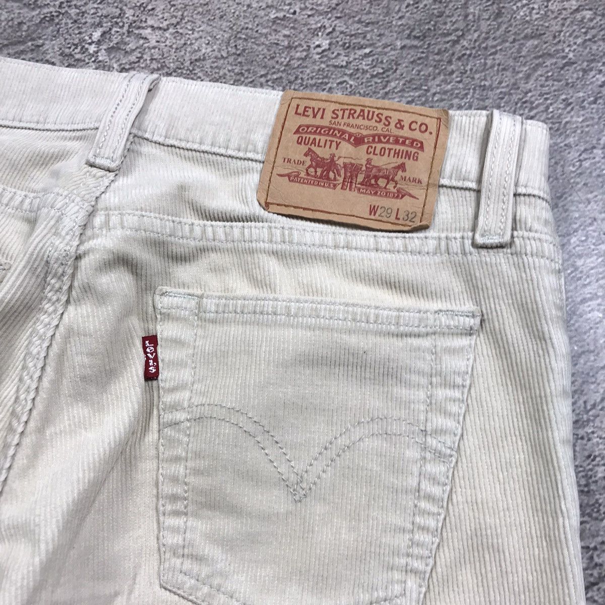 Vintage Vintage 90s Levis Baggy Chino Pants Relaxed Fit Cream Y2K 29 Size US 29 - 7 Thumbnail