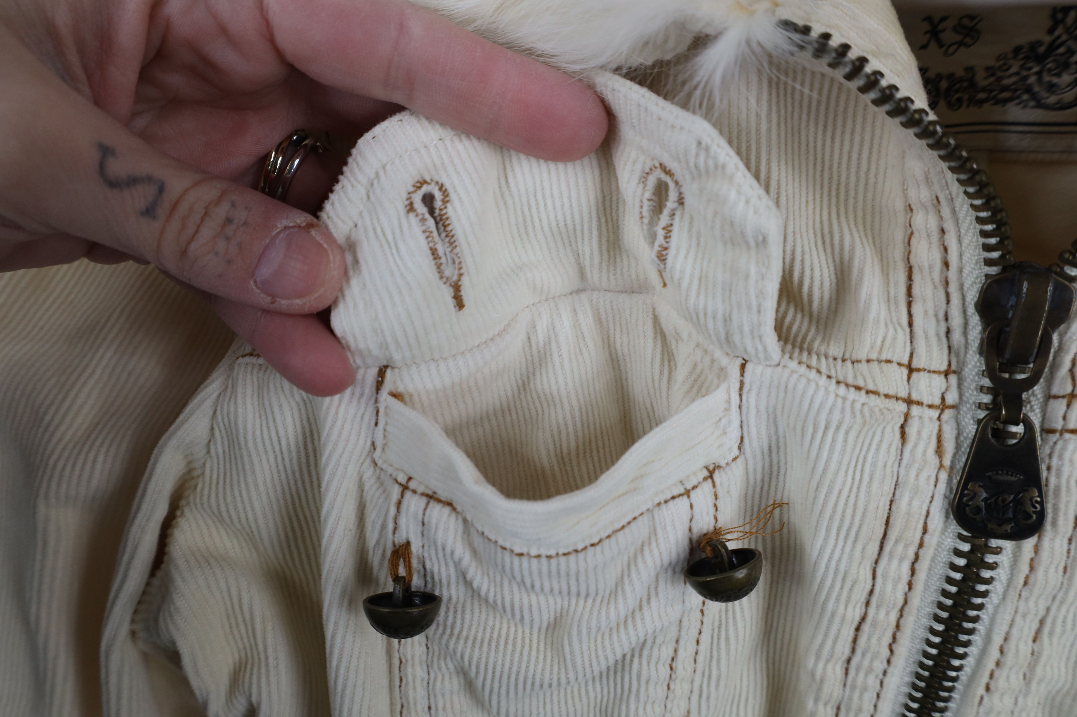 Guess × Vintage Vintage 90s Y2K Guess Fur Trim Corduroy Trucker Jacket Cream Size XS / US 0-2 / IT 36-38 - 7 Thumbnail