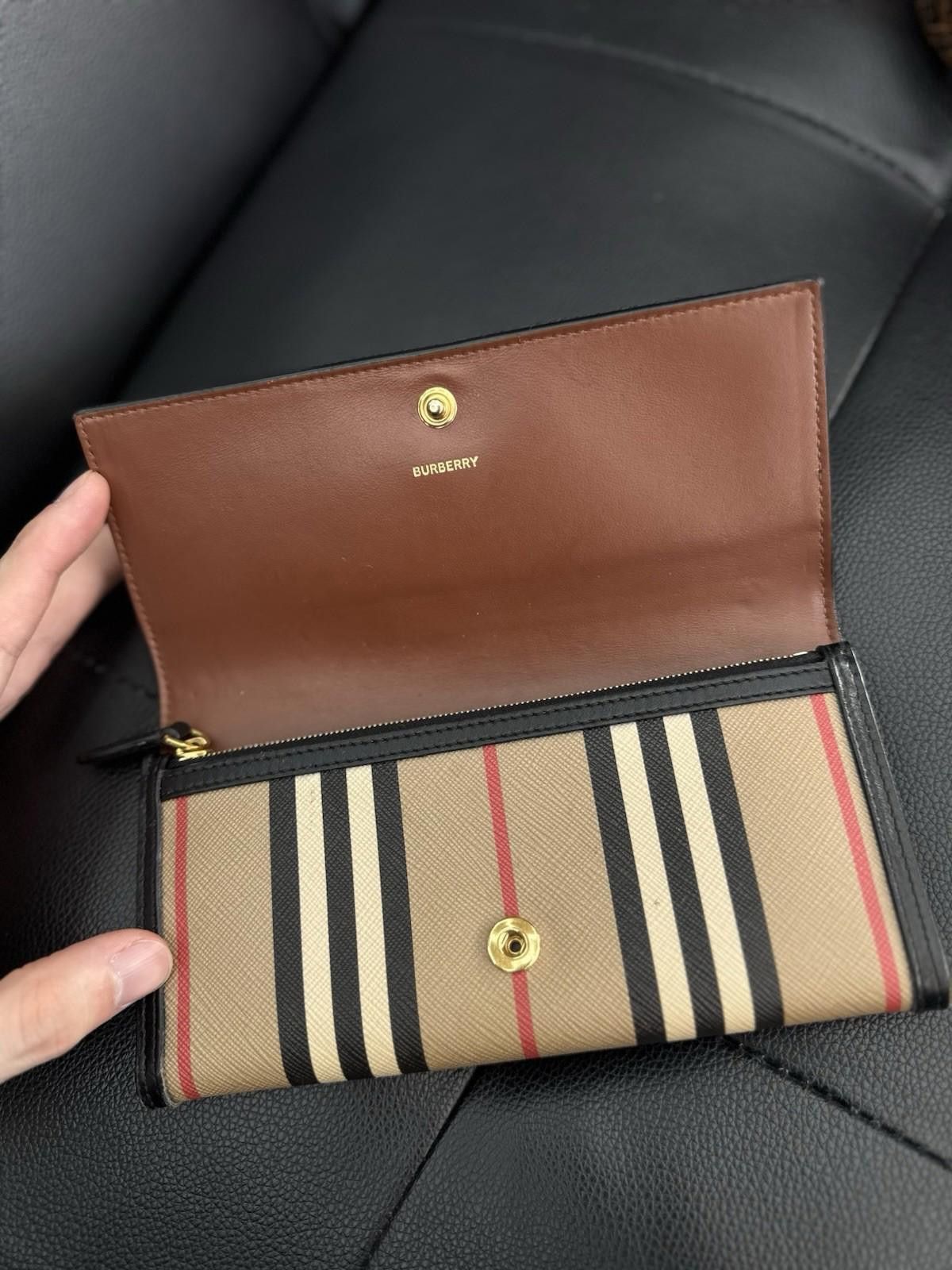 Burberry BURBERRY HALTON STRIPED LOGO CONTINENTAL WALLET CLUTCH Size ONE SIZE - 4 Thumbnail