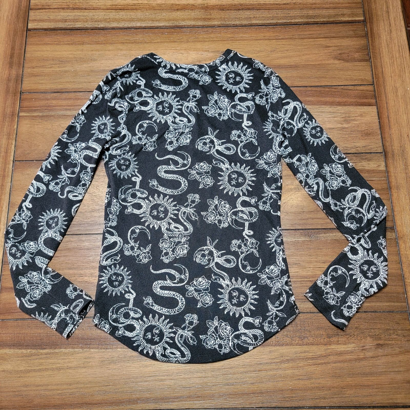 Other No Boundaries Ribbed LS Shirt Snakes, Suns & Roses - XS (1) Size XS / US 0-2 / IT 36-38 - 3 Thumbnail