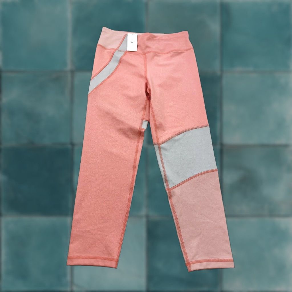 Lou & Grey Lou & Grey Leggings Women’s Small Pink Grey NWT Colorblock Yoga Gym & Training Ankle S Lou & Grey Womens Small Pink Grey Colorblock Leggings NWT Size 28" / US 6 / IT 42 - 1 Thumbnail