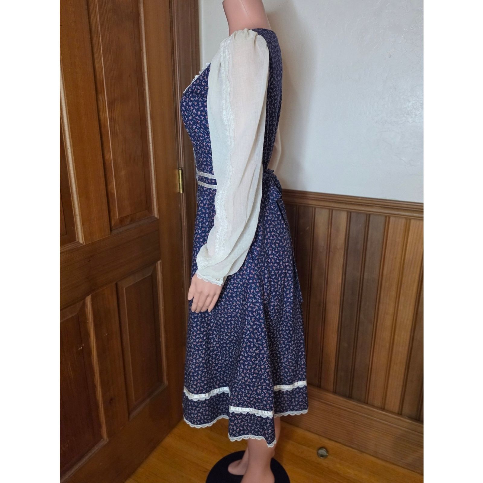 Jessica McClintock Gunne Sax 70s Navy Floral Midi Dress with White Lace Trim 13 Size S / US 4 / IT 40 - 2 Thumbnail