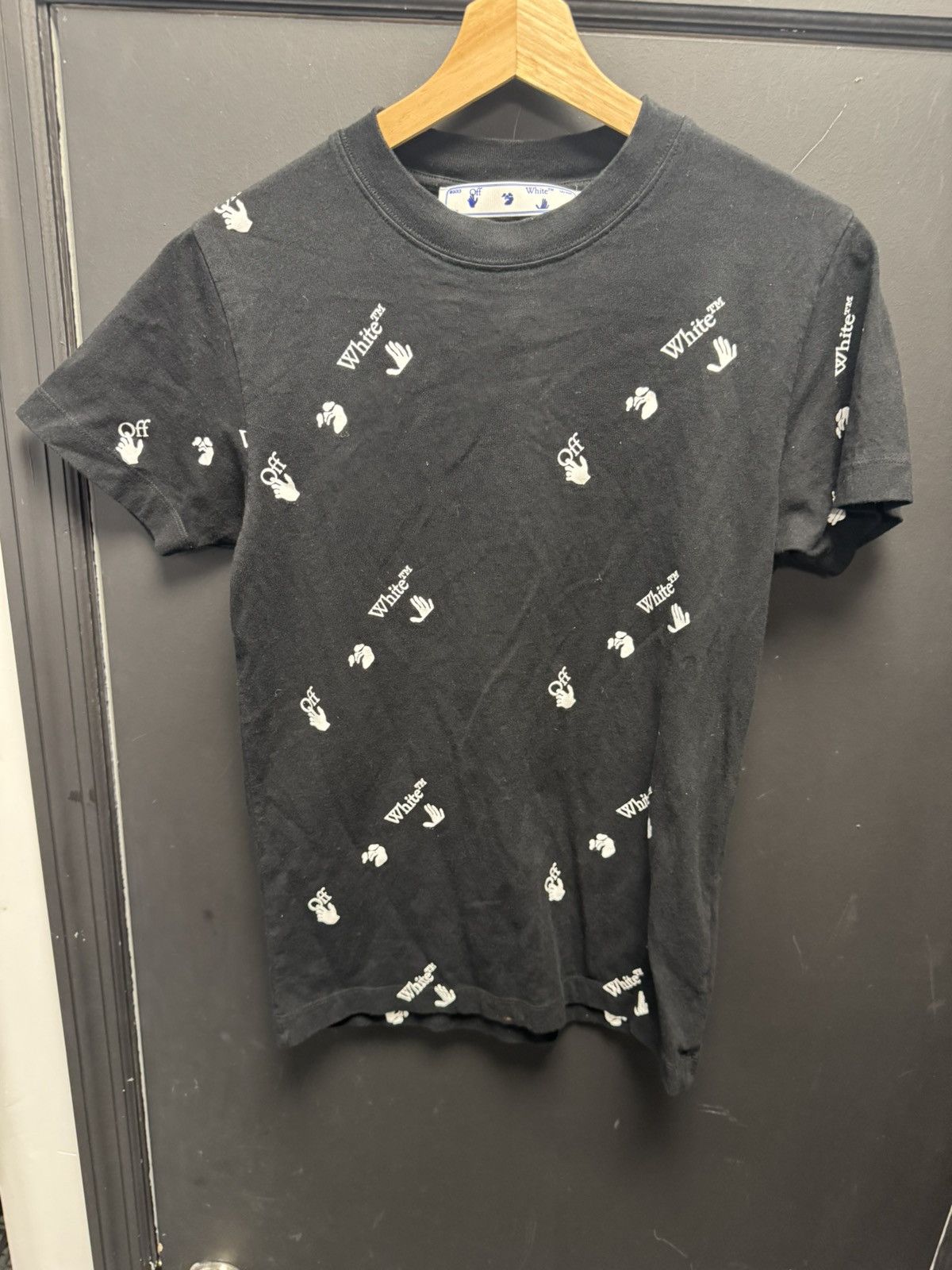 Off-White OFF-WHITE All Over Logo Print T-Shirt Black White Size US XXS / EU 40 - 1 Thumbnail