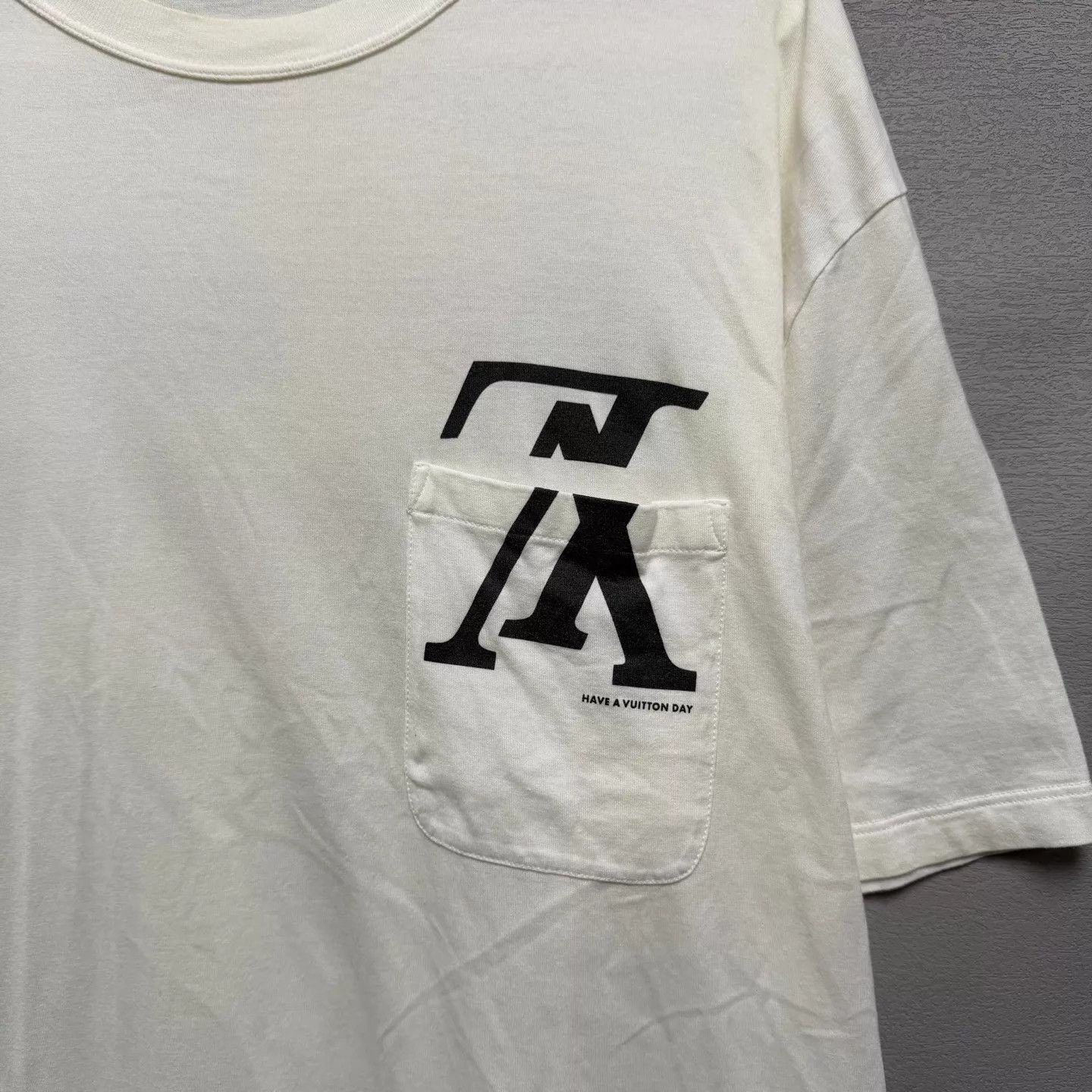 Louis Vuitton LV Inverted Logo Print Pocket White L 98 New T-Shirt Size US L / EU 52-54 / 3 - 3 Thumbnail