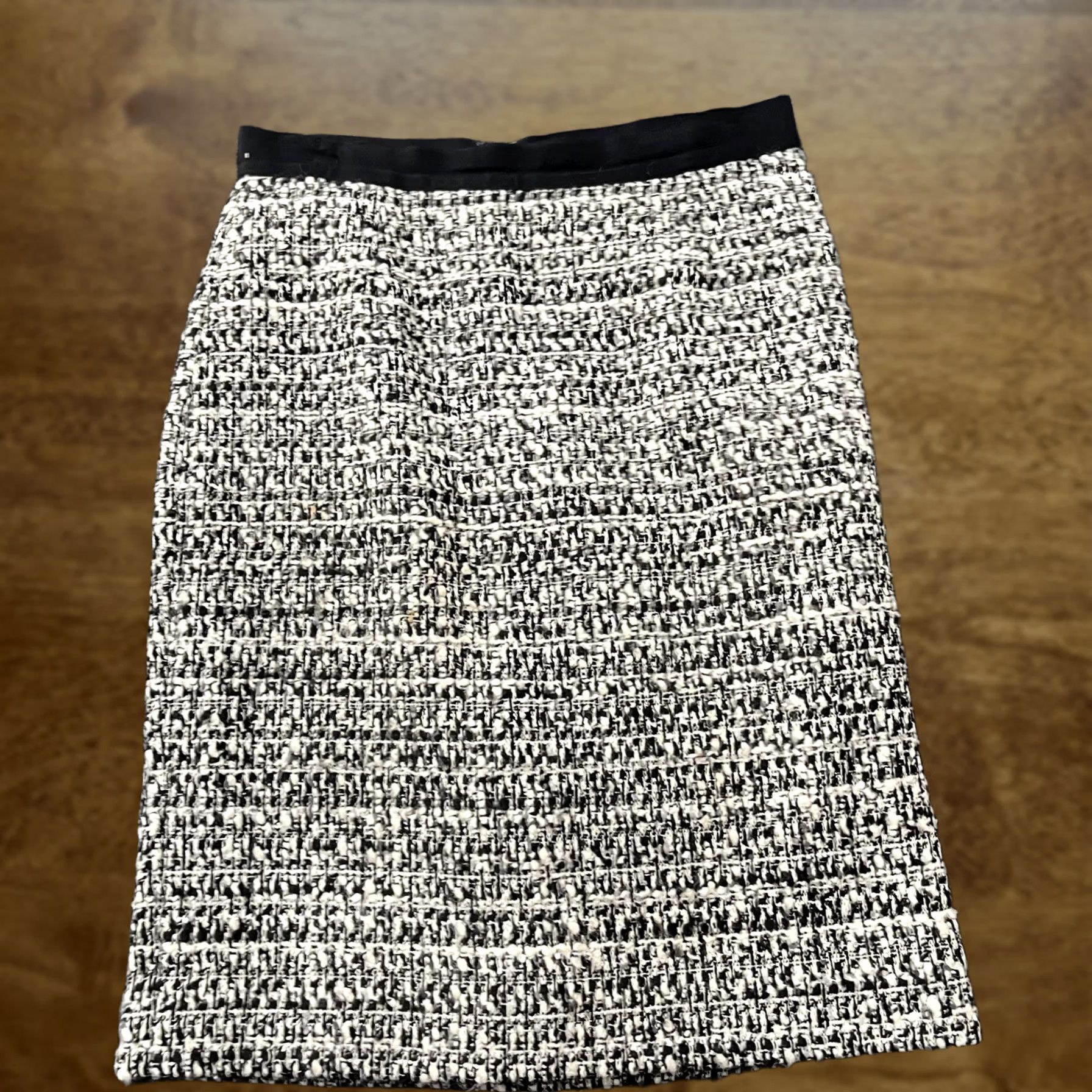 Vintage Classiques Entier Skirt Womens 8 Black White Boucle Tweed Pencil Wool Blend Knee Length Lined Straight & Pencil Office, Workwear Womens Small? Size 30" / US 8 / IT 44 - 1 Thumbnail