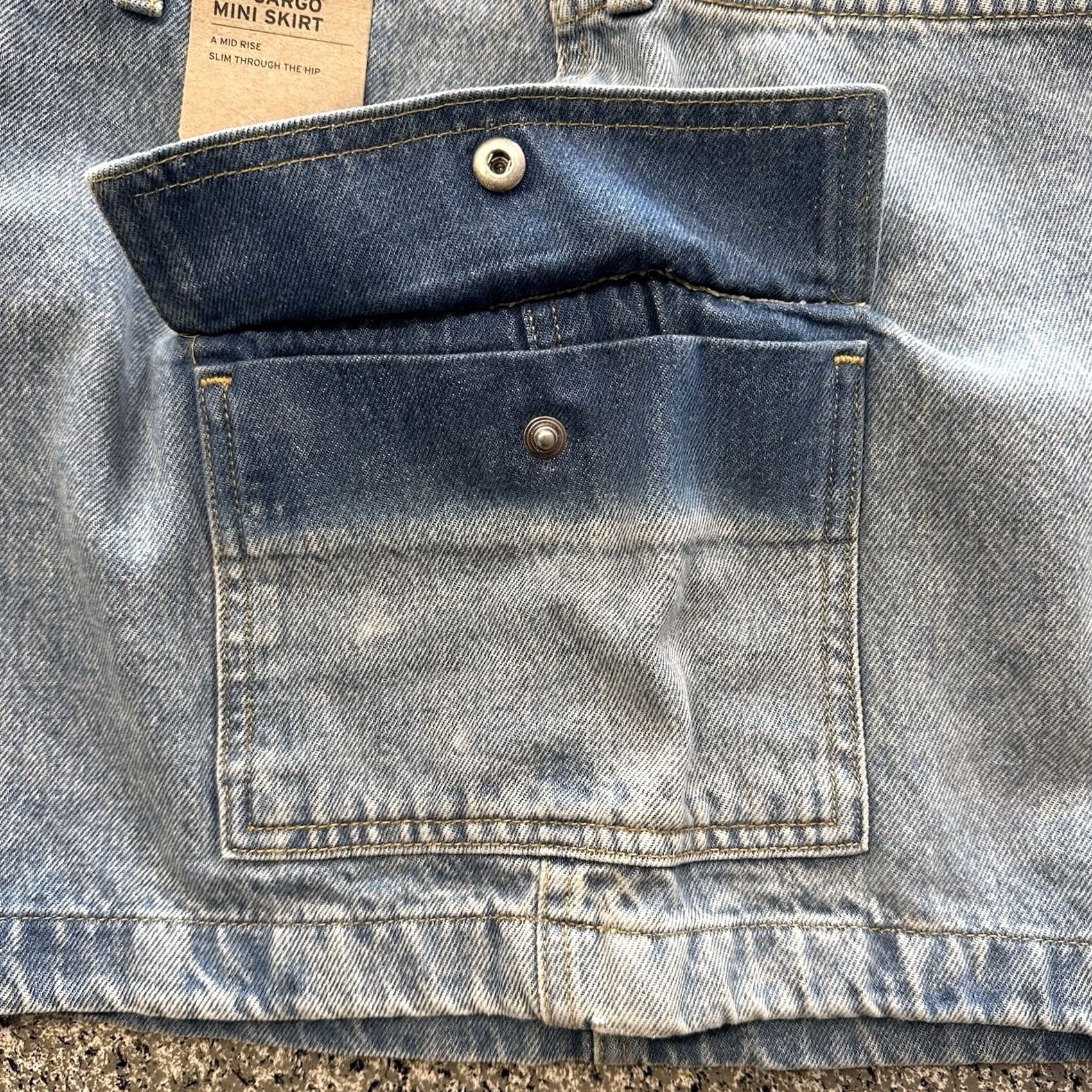 Levi's VINTAGE Levi's 94 Cargo Mini Skirt Denim Womens 26 Mid Rise Pocketed Cotton Denim Short 14” blue Size 26" / US 2 / IT 38 - 3 Thumbnail