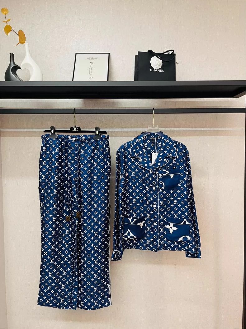 Louis Vuitton Louis Vuitton Blue silk shirt with full logo shirt 2505-Nex Size XS / US 0-2 / IT 36-38 - 5 Thumbnail