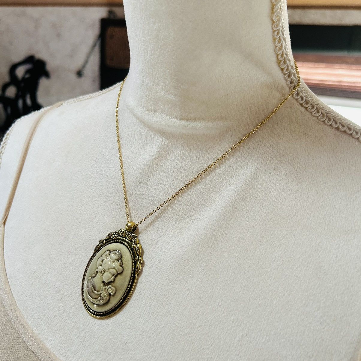 Handmade Handcrafted golden opalescent Victorian lady cameo necklace Size ONE SIZE - 4 Thumbnail