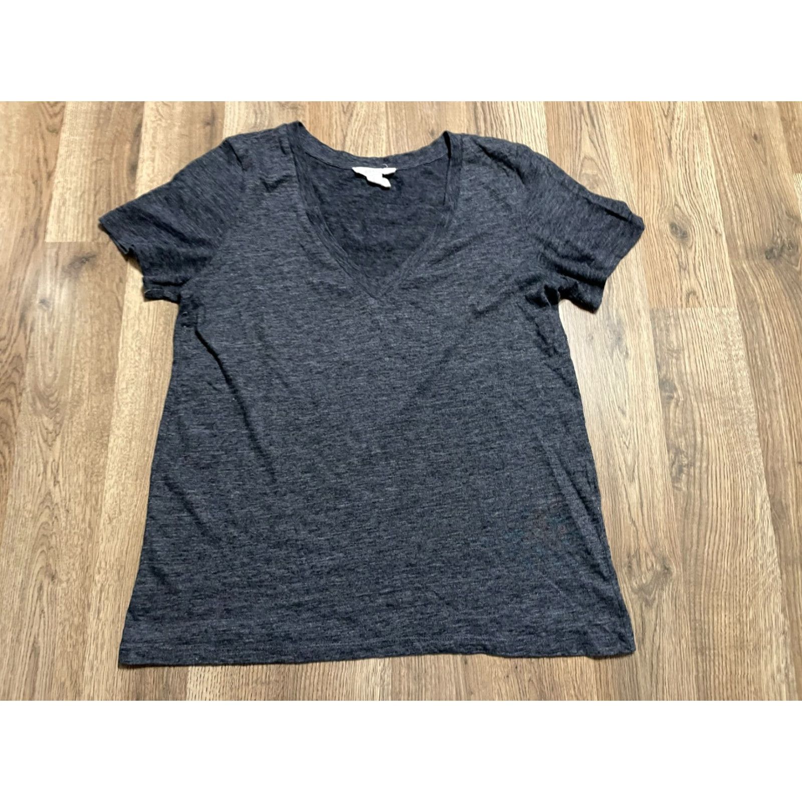 Forever 21 FOREVER 21 Shirt Women’s Medium Gray V-Neck Short Sleeve Casual Basic Size M / US 6-8 / IT 42-44 - 2 Thumbnail