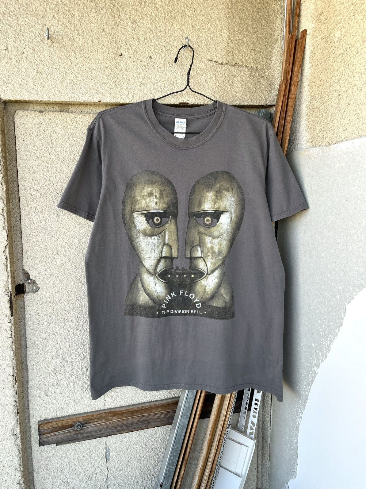Band Tees Vintage Pink Floyd The Division Bell Tour Rock Band T-Shirt Size US XL / EU 56 / 4 - 1 Thumbnail