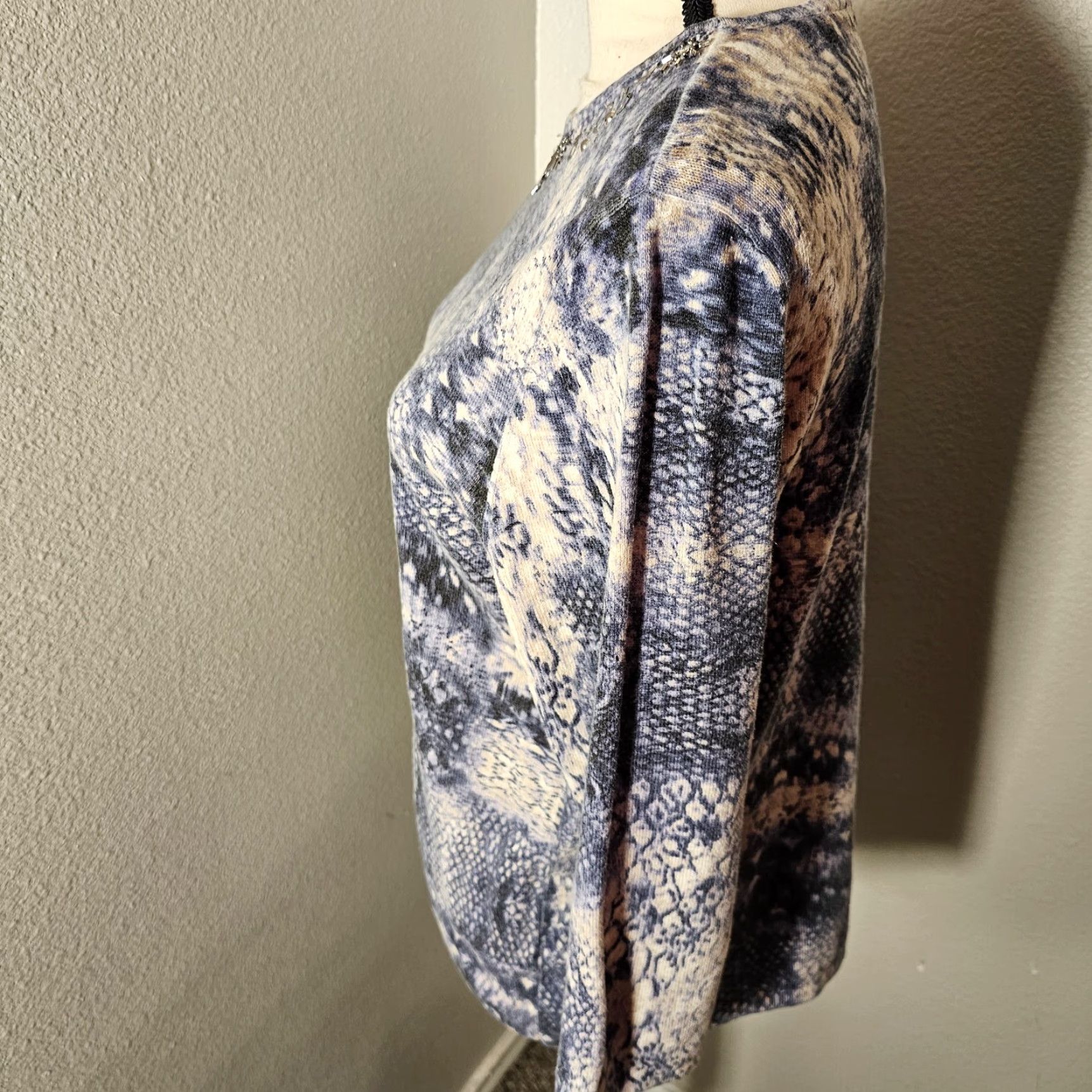 Vintage Alfred Dunner Blouse Women M Blue Cotton Spandex 3/4 Sleeve Round Neck Pullover Casual Snakeskin Pattern Womens Size M / US 6-8 / IT 42-44 - 3 Thumbnail