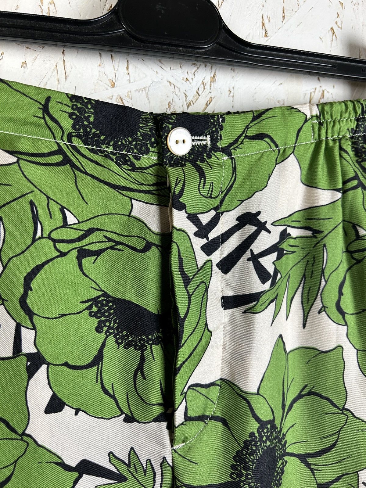 Gucci BNWT Gucci Poppy Flower Hawaii Print Silk Shorts Size 46 Size US 30 / EU 46 - 3 Thumbnail