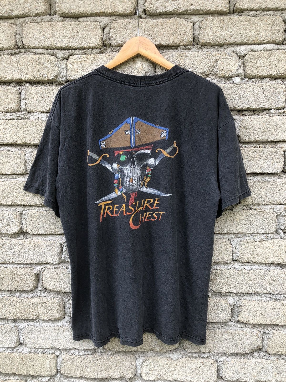 Vintage Vintage Sunfaded Edgewater Casino Treasure Chest Tshirt Size US XL / EU 56 / 4 - 1 Thumbnail