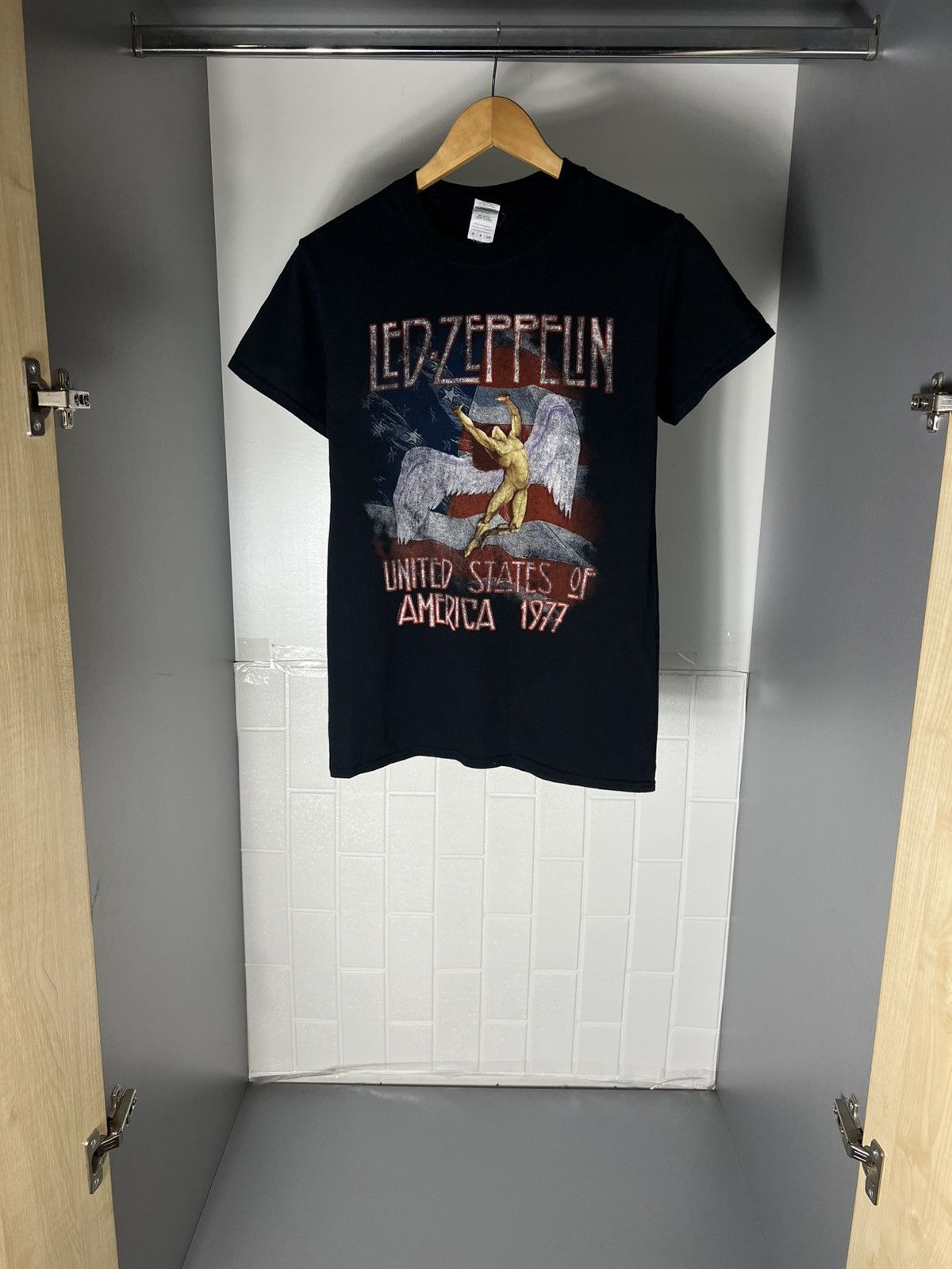 Band Tees VINTAGE LED ZEPPELIN WORLD TOUR ROCK T-SHIRT METAL Y2K 90s Size US S / EU 44-46 / 1 - 6 Thumbnail