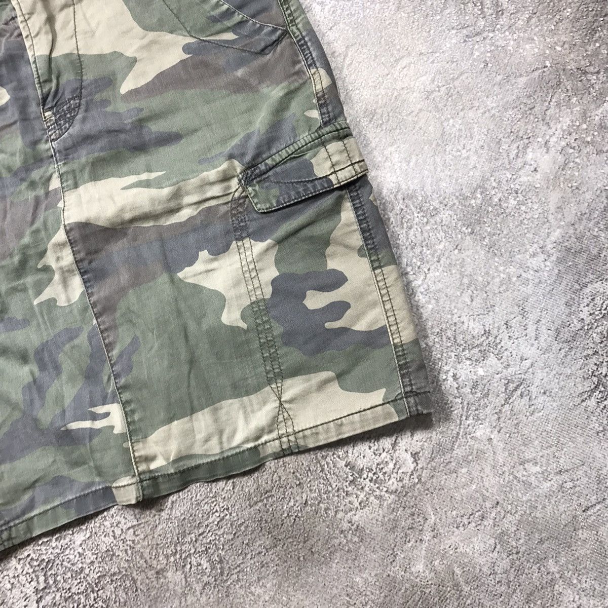Vintage Vintage Y2K Camo Cargo Shorts Baggy Streetwear Distressed 31 Size 31" - 4 Thumbnail