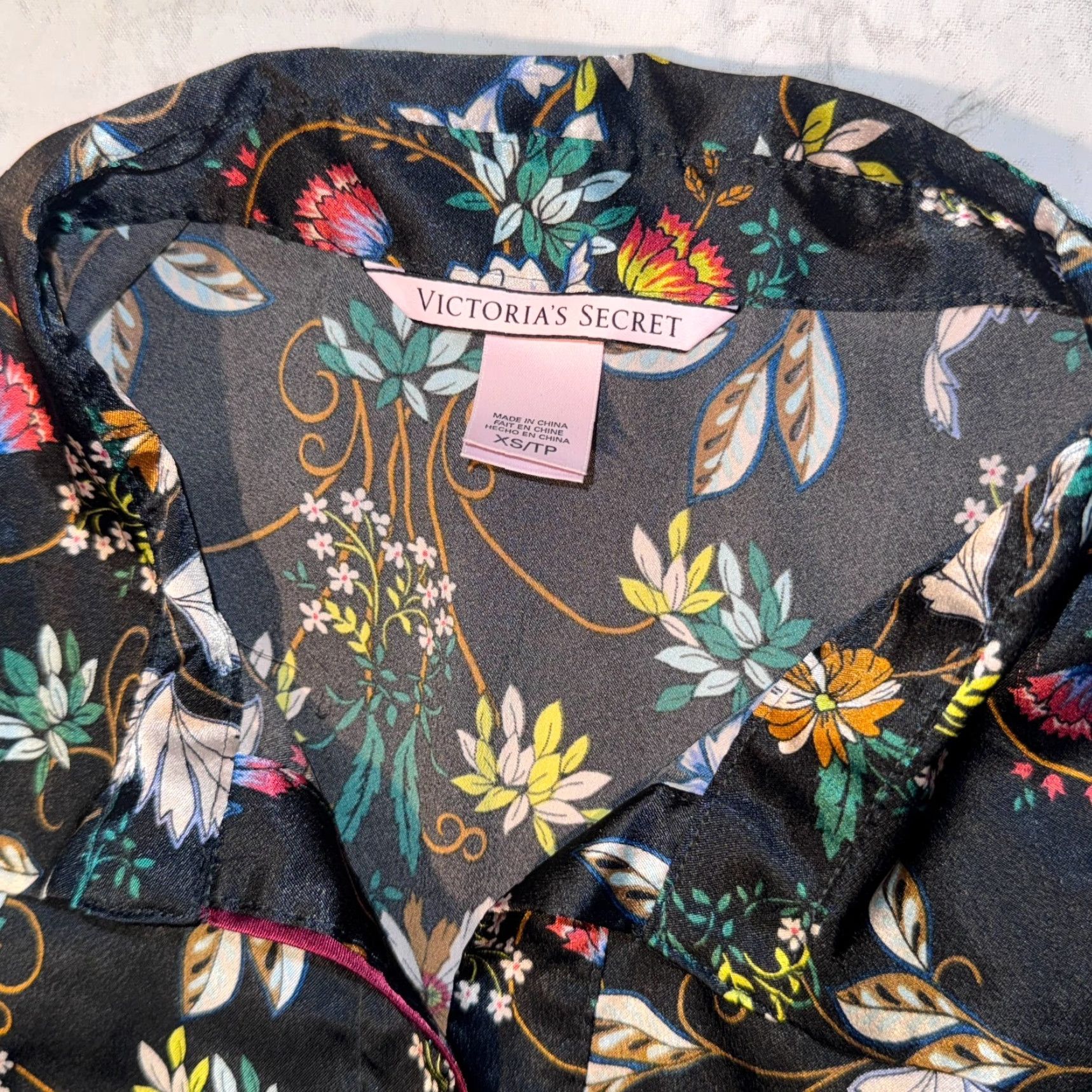 Victoria's Secret Victoria Secret Top XS Black Floral Satin Pajama Sleepwear Button Up Womens Size XS / US 0-2 / IT 36-38 - 2 Thumbnail