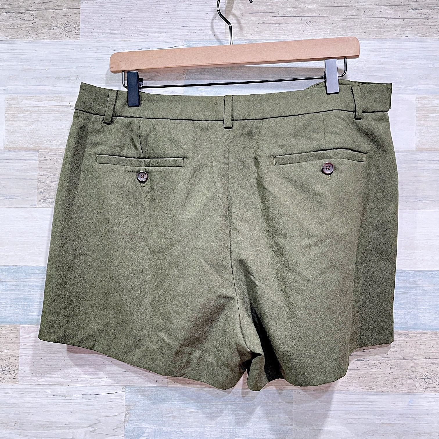 Banana Republic Banana Republic Belted Trouser Shorts Olive Green Womens 14 Size 36" / US 14 / IT 50 - 3 Thumbnail