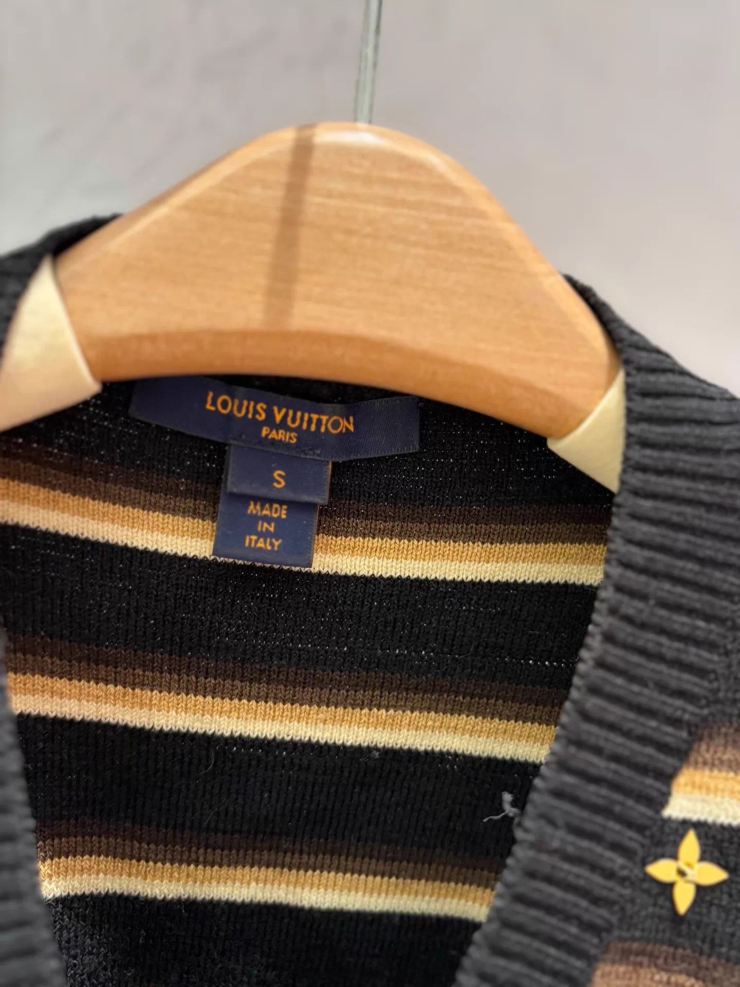 Louis Vuitton LV gold clover sequin knit sweater deadstock S Size S / US 4 / IT 40 - 4 Thumbnail