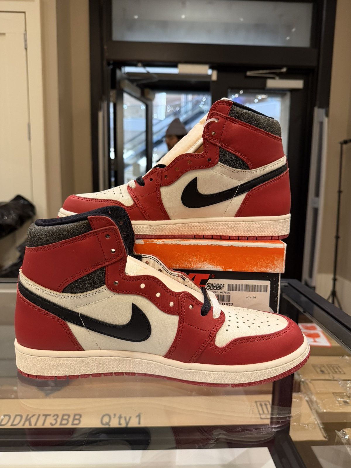 Jordan Brand Jordan 1 Retro High OG ‘Chicago Lost And Found’ Size US 10 / EU 43 - 2 Thumbnail