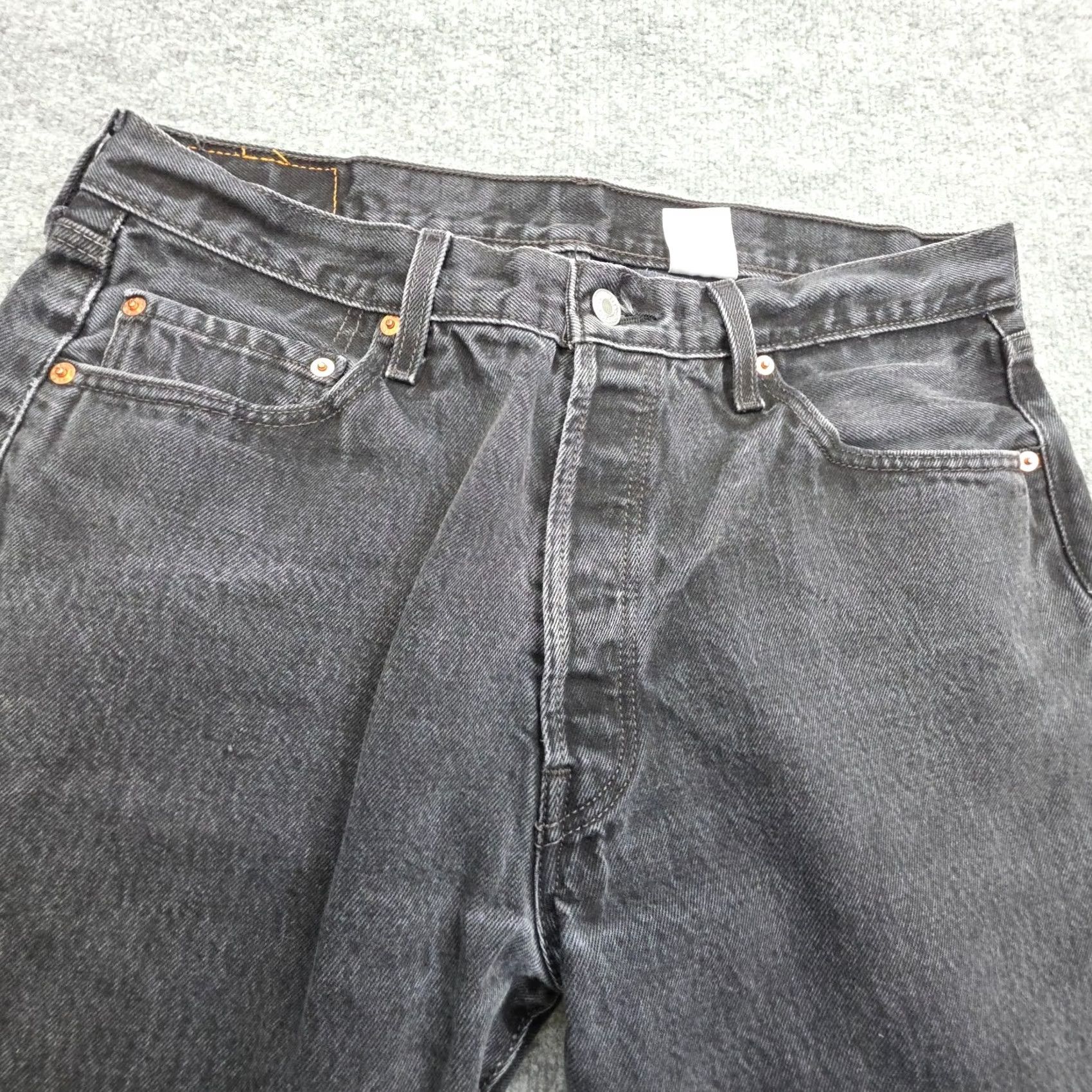 Levi's VINTAGE Levi’s 501 Jeans Mens 33X31 Black Faded Y2K Regular Jeans Mens 33 in. 5-Pocket Denim Cotton Black Levi’s 501 Series Boy? Size US 33 - 3 Thumbnail