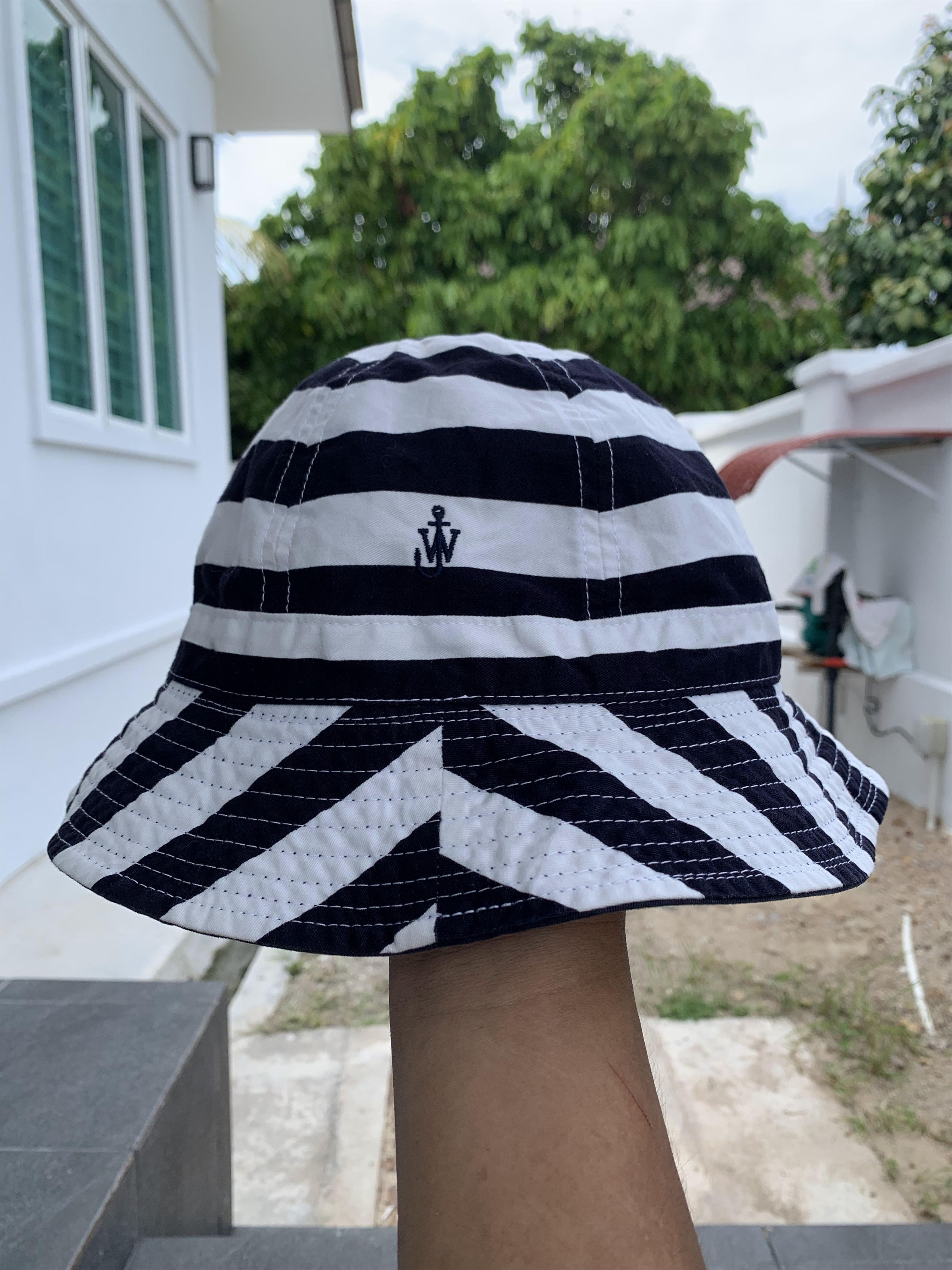 JW Anderson × Japanese Brand × Uniqlo JW Anderson Uniqlo Reversible Bucket hat Size ONE SIZE - 1 Thumbnail