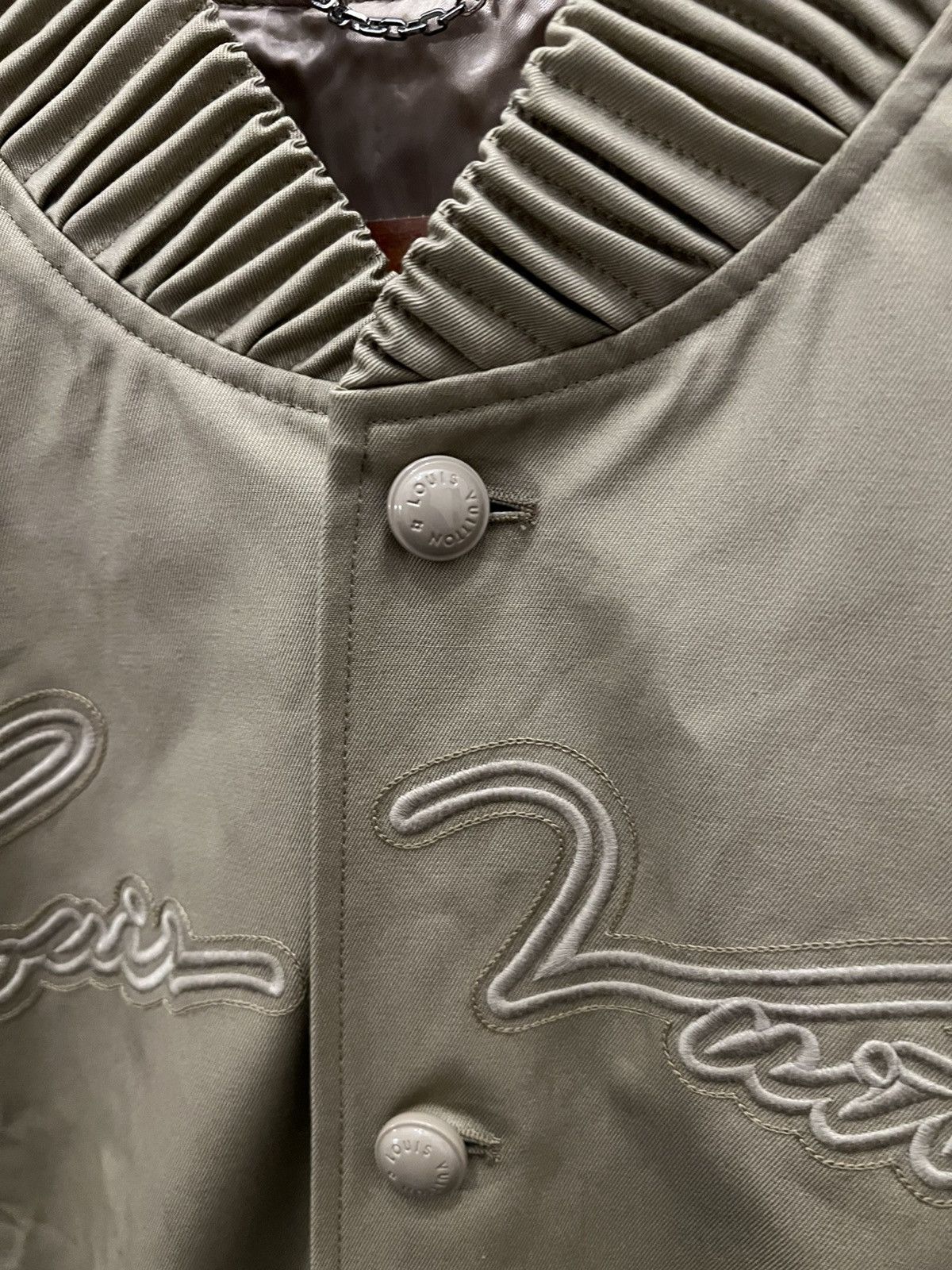 Louis Vuitton Louis Vuitton Beige Embroidered Logo Bomber Jacket Size US M / EU 48-50 / 2 - 4 Thumbnail