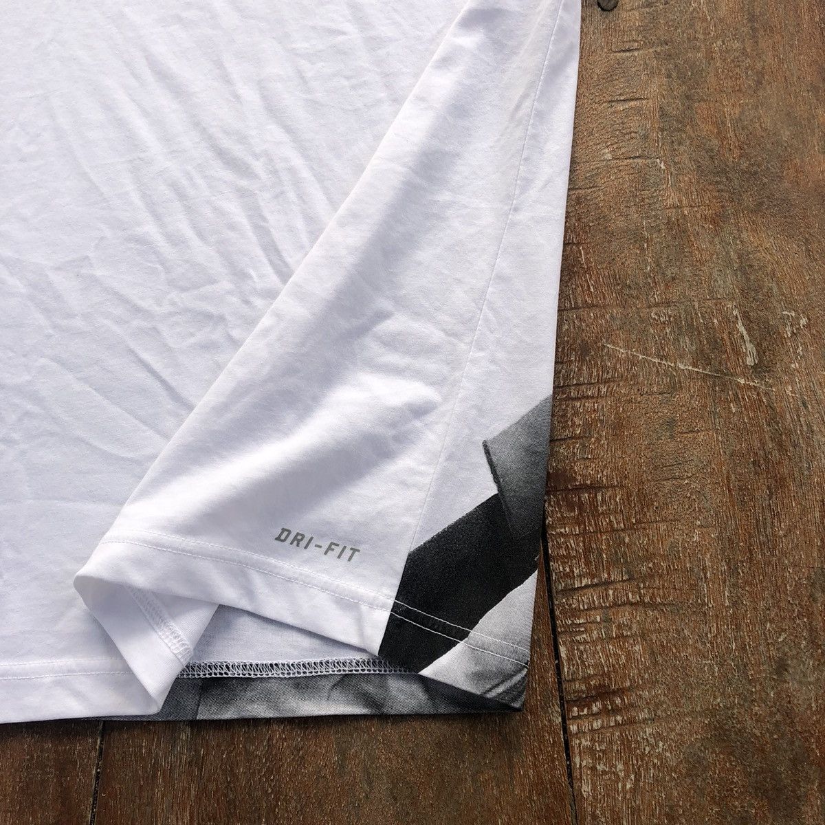 Nike Nike LeBron James Rare Shirt Size US XL / EU 56 / 4 - 6 Thumbnail