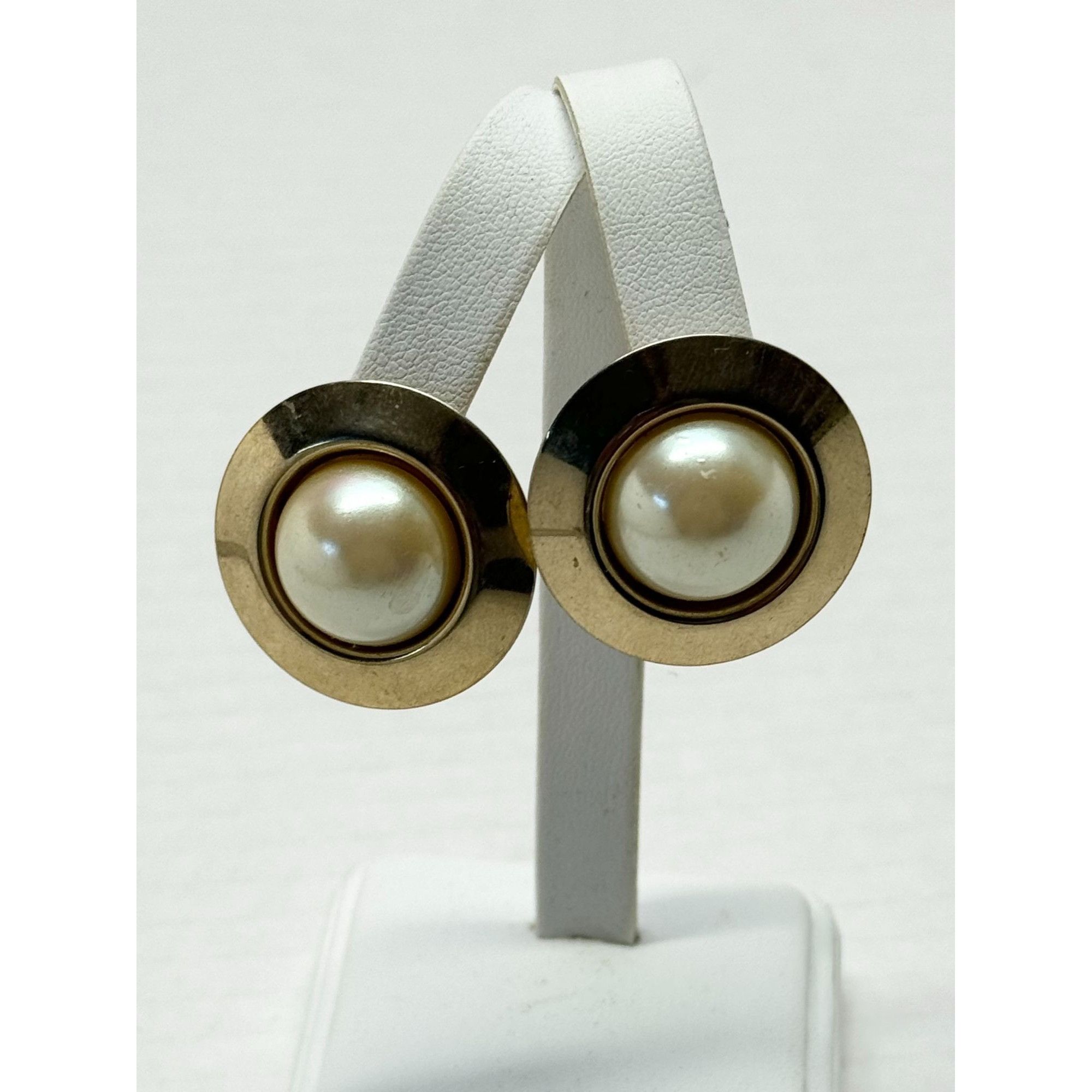 Vintage Vintage gold and faux pearl pierced earrings Size ONE SIZE - 1 Thumbnail