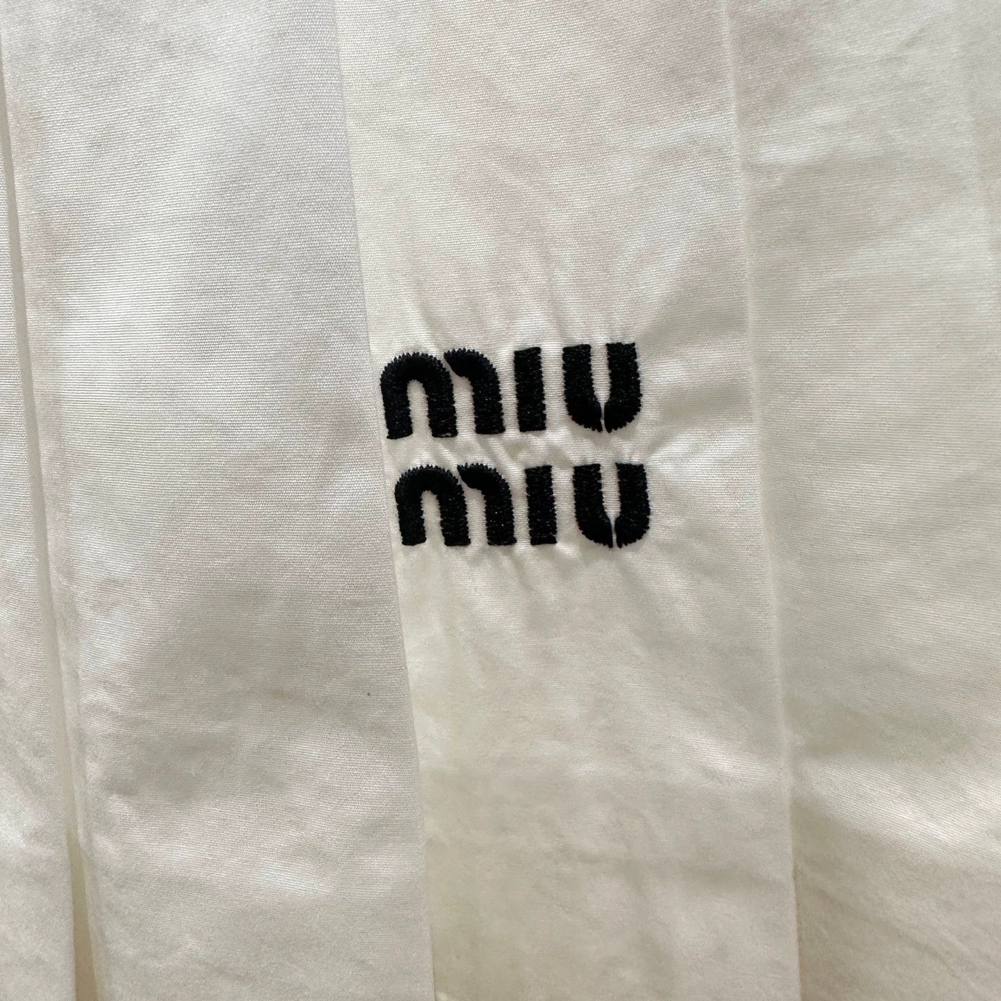 Miu Miu MIU MIU Slogan Embroidered Pleated Cotton Skirt Size 36 Size 25" / US 0 / IT 36 - 6 Thumbnail