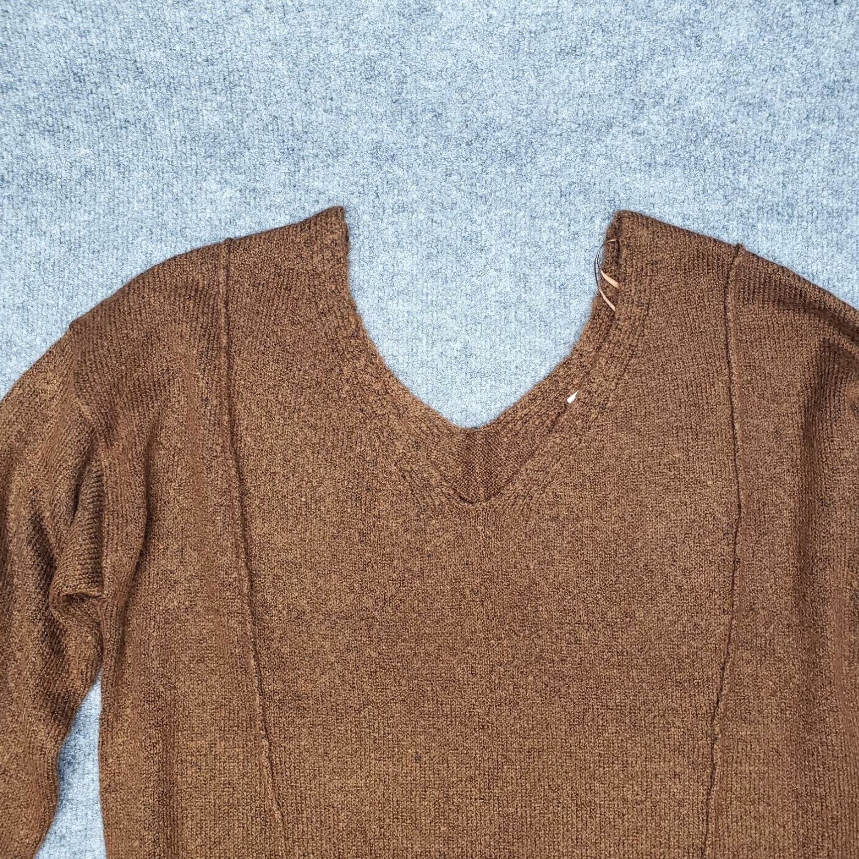 Vintage Rue21 Sweater Womens S Brown Long Sleeve Solid Minimalist V-Neck Pullover New Size S / US 4 / IT 40 - 2 Thumbnail