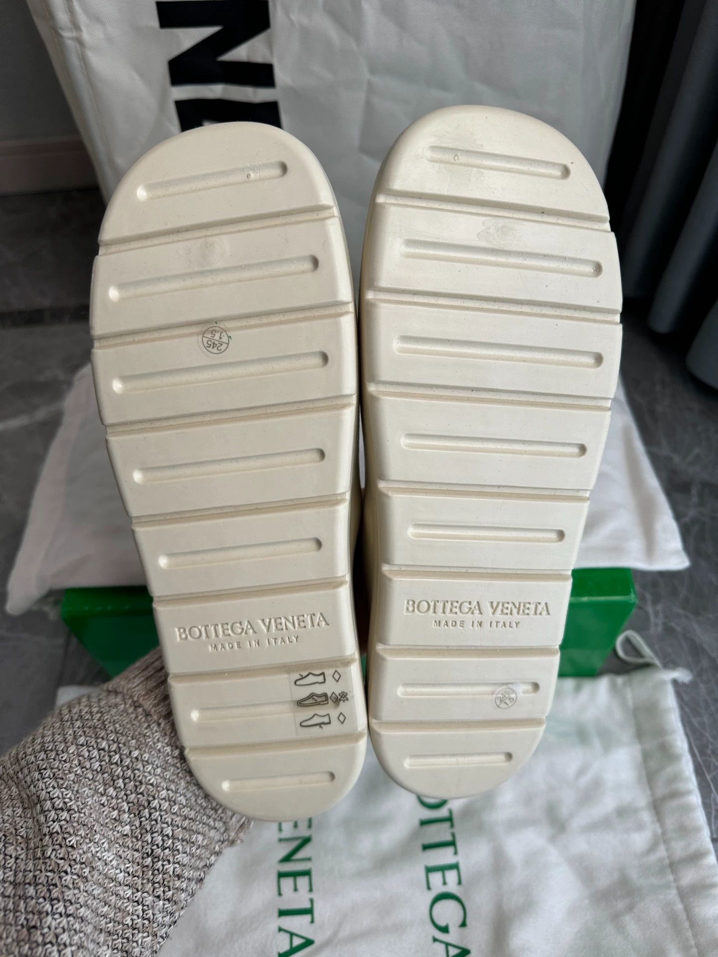 Bottega Veneta Bottega Veneta Puddle Sandals Women's 39 White Size US 8.5 / IT 38.5 - 5 Thumbnail