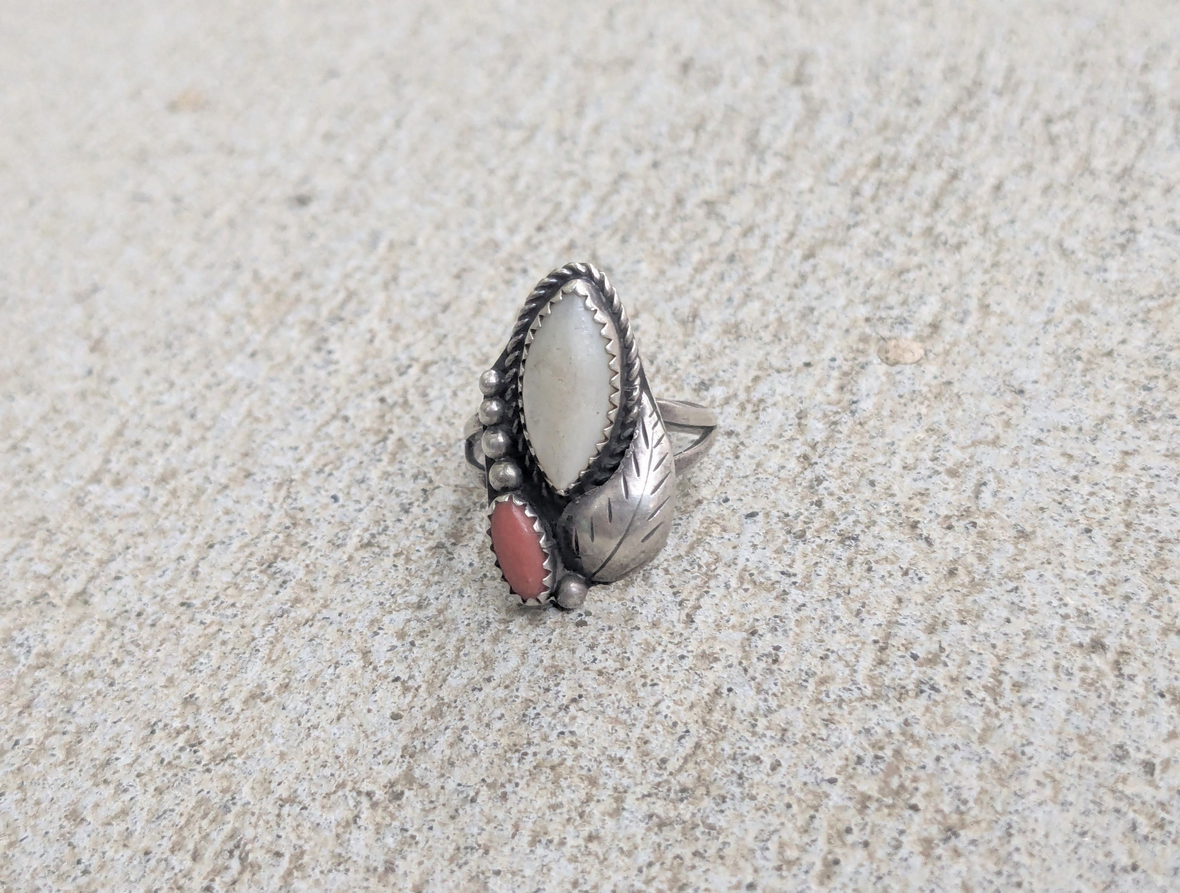 Jewelry × Sterling Silver Vintage Sterling Silver Ring MOP Coral 7.25 Native Size ONE SIZE - 2 Thumbnail