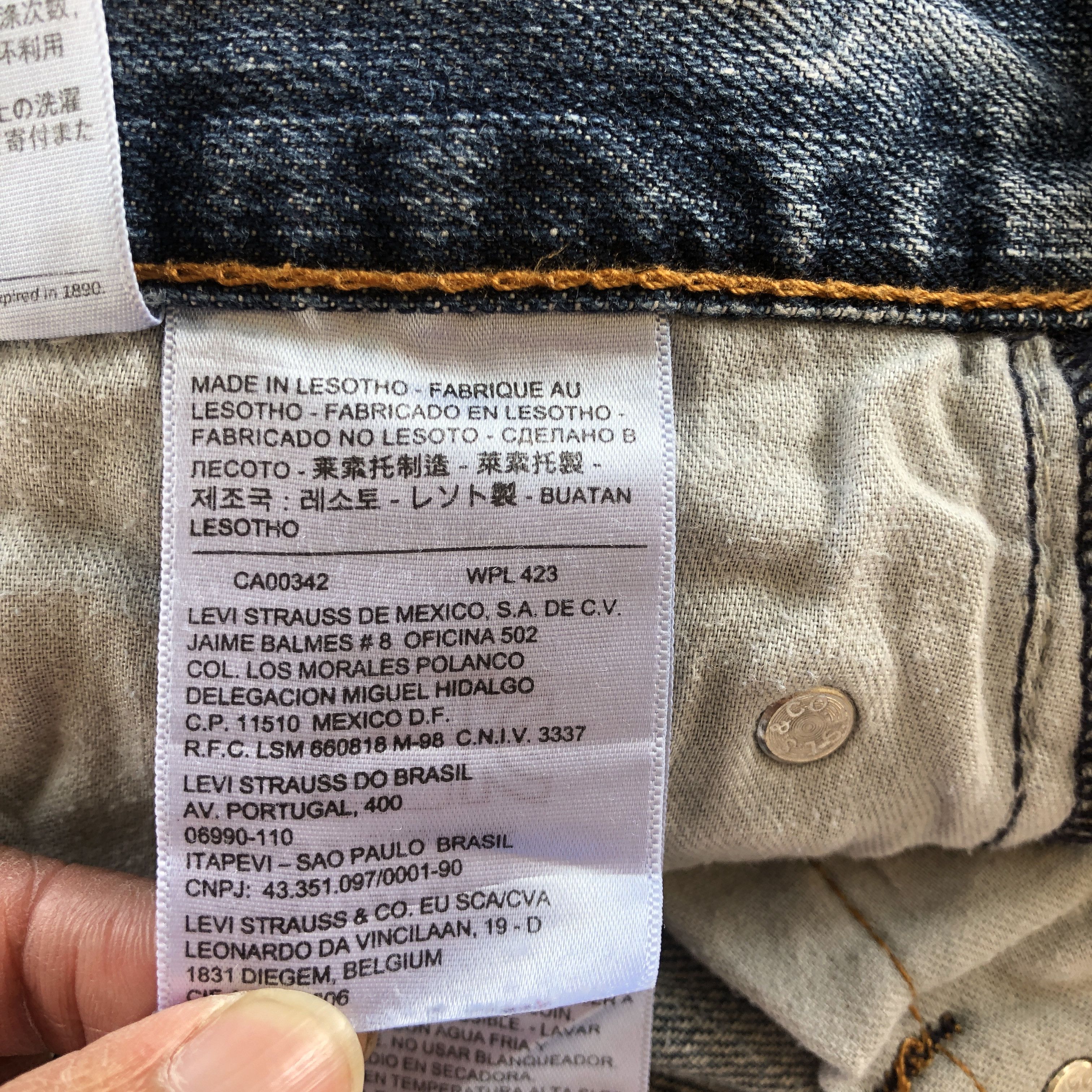 Levi's Vintage Levis 550 Faded Baggy Jeans Levi's Light Wash Denim Size US 30 / EU 46 - 12 Thumbnail