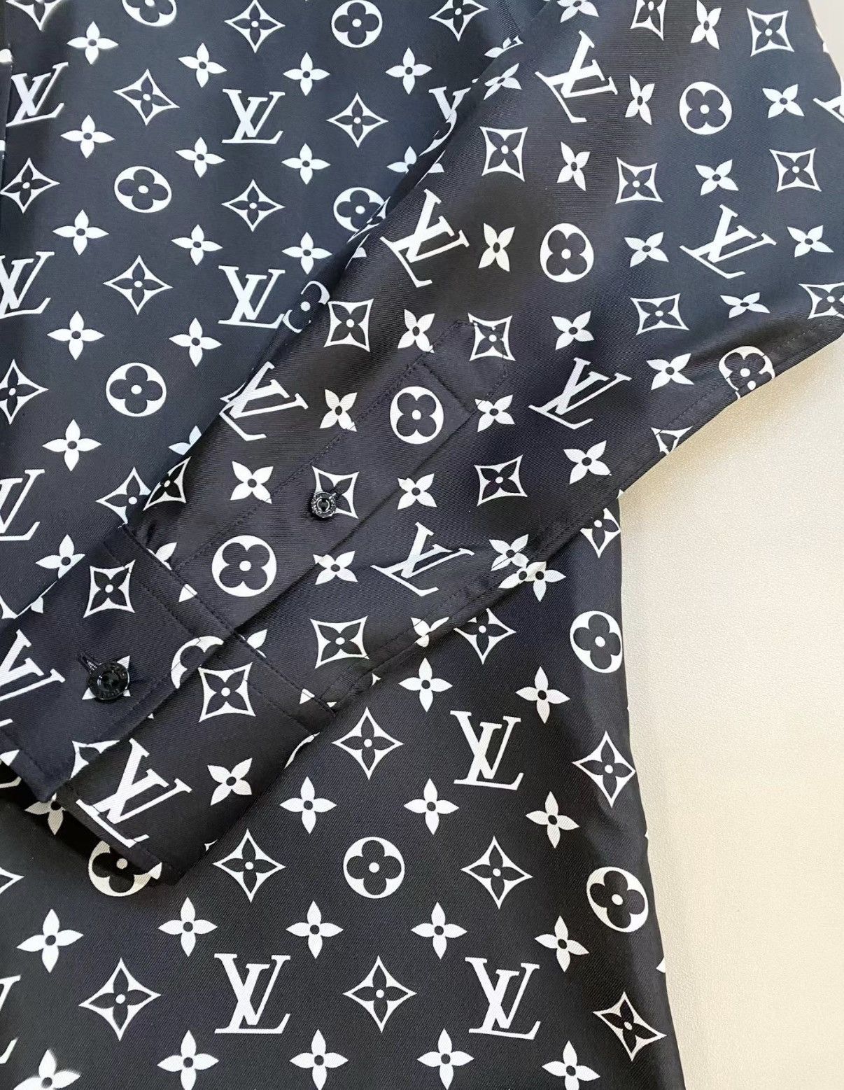 Louis Vuitton Louis Vuitton Black Monogram Silk Shirt Long Sleeve J33 Size XXS / US 00 / IT 34 - 4 Thumbnail