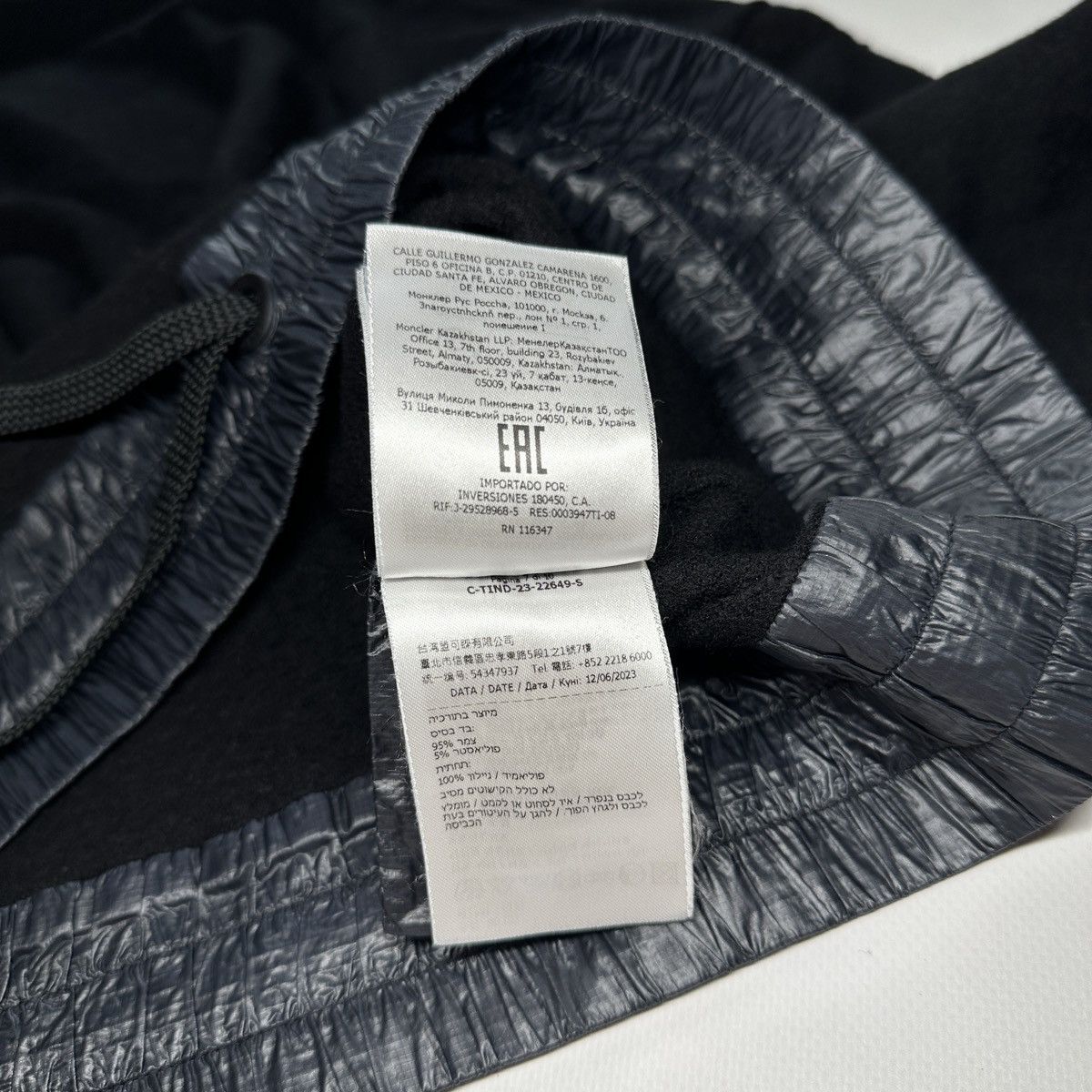 Moncler Moncler Turtleneck Sweater Drawstring Patch Size S Size S / US 4 / IT 40 - 16 Thumbnail