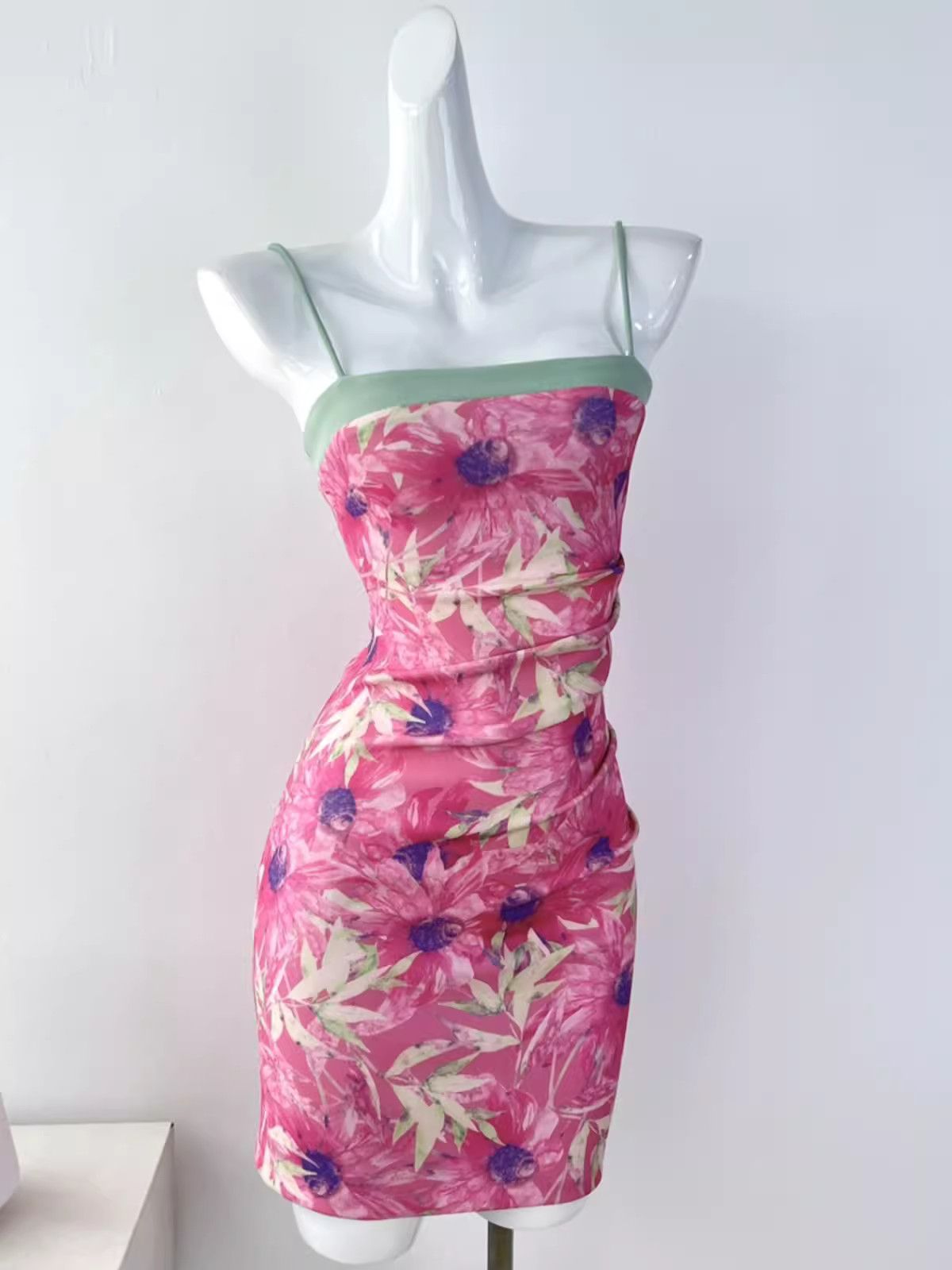 image of Vintage Fashion Print Line Neck Pleated Slimming Slip Dress in Pink, Women's (Size Medium)