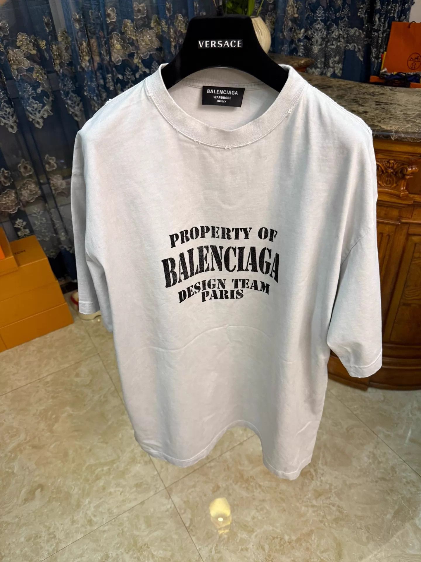 Balenciaga Balenciaga Distressed Graffiti Logo Gray T-Shirt S (XL) Size US S / EU 44-46 / 1 - 1 Thumbnail