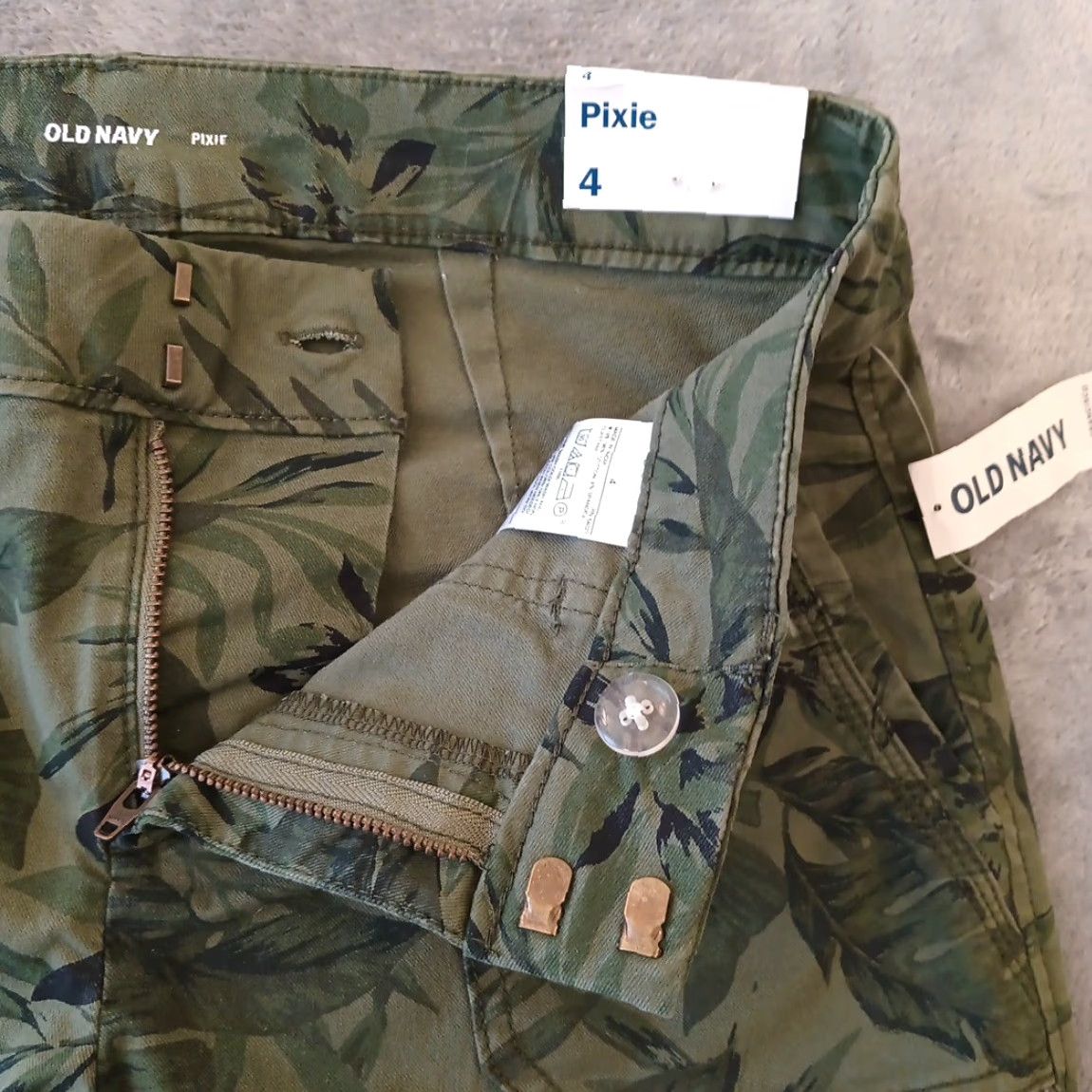 Old Navy Old Navy Pixie Pants Womens Size 4 Green Floral Cotton Blend Pockets Ankle Skinny Casual Regular 27 in Inseam Size 27" / US 4 / IT 40 - 5 Thumbnail