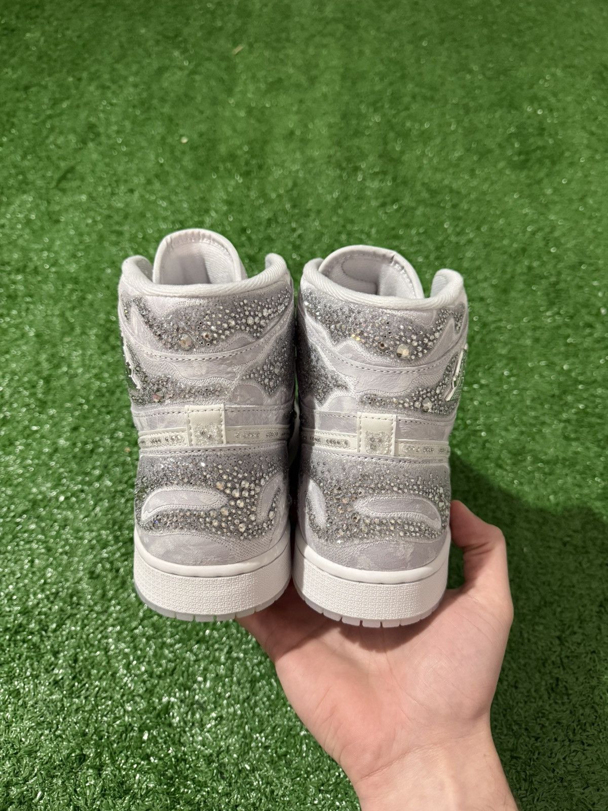 Jordan Brand WMNS AIR JORDAN 1 RETRO HI OG “Swarovski Vast Grey W13” Size US 12 / IT 42 - 4 Thumbnail