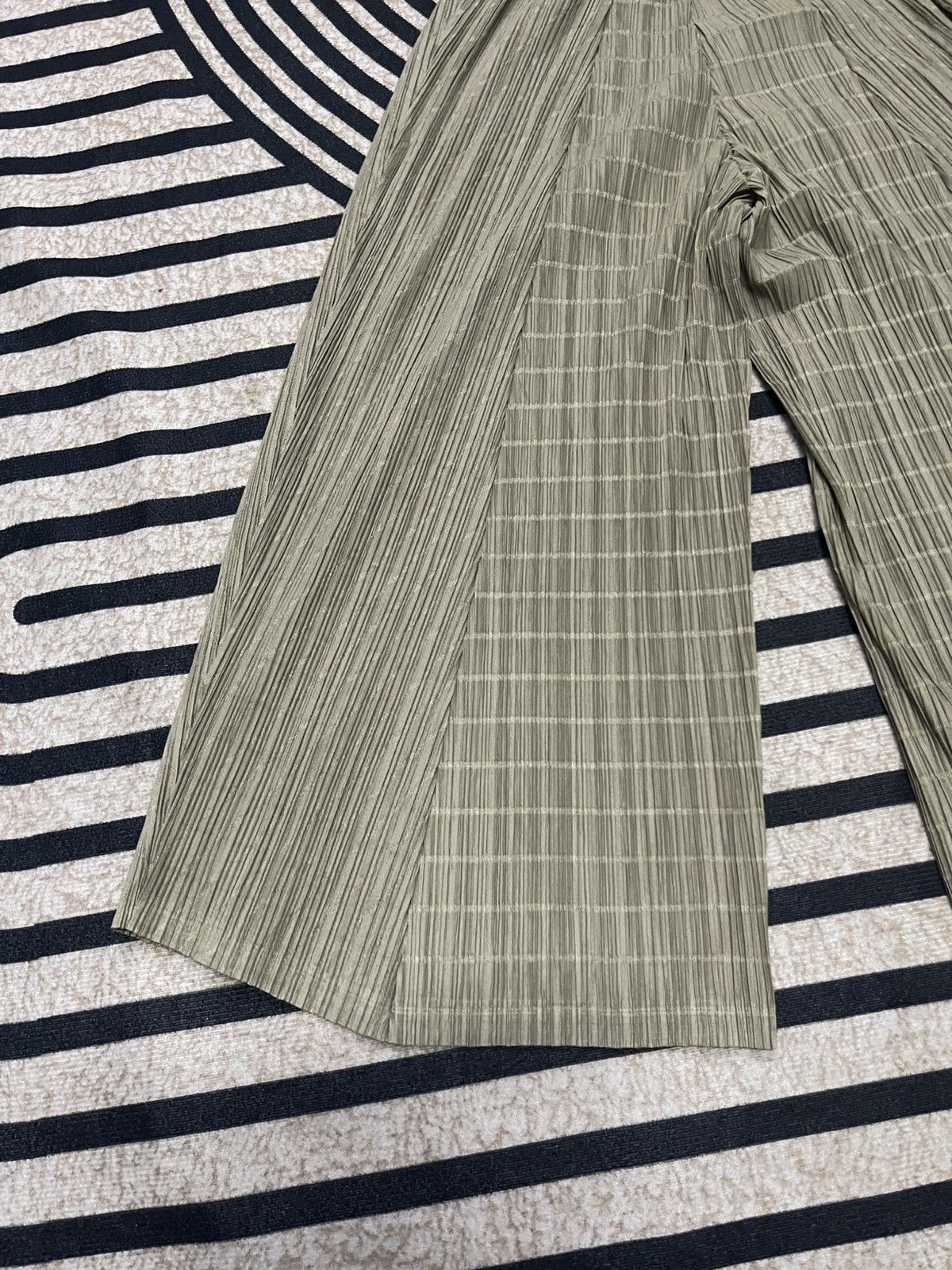 Pleats Please Issey Miyake 90s PLEATS PLEASE ISSEY MIYAKE PLISSE EFFECT FLARE TROUSERS Size 30" / US 8 / IT 44 - 8 Thumbnail