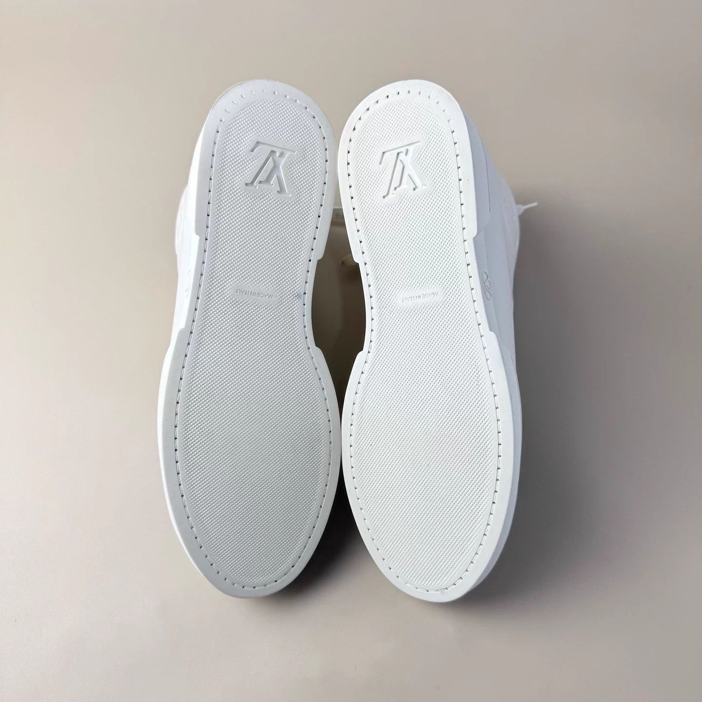 Louis Vuitton LV white monogram lace-up sneakers 35 EU Size US 4 / IT 34 - 7 Thumbnail