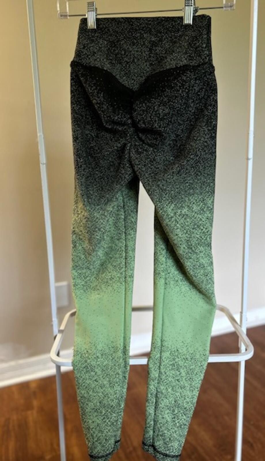 Other Diva Boutique Beyond Yoga Gradient Black to Green Leggings S Size 28" / US 6 / IT 42 - 2 Thumbnail