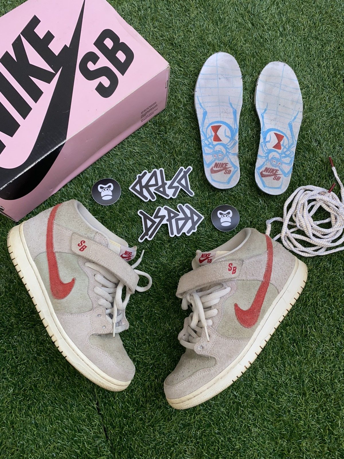 Nike Dunk SB mid White Widow Size US 9.5 / EU 42-43 - 19 Thumbnail