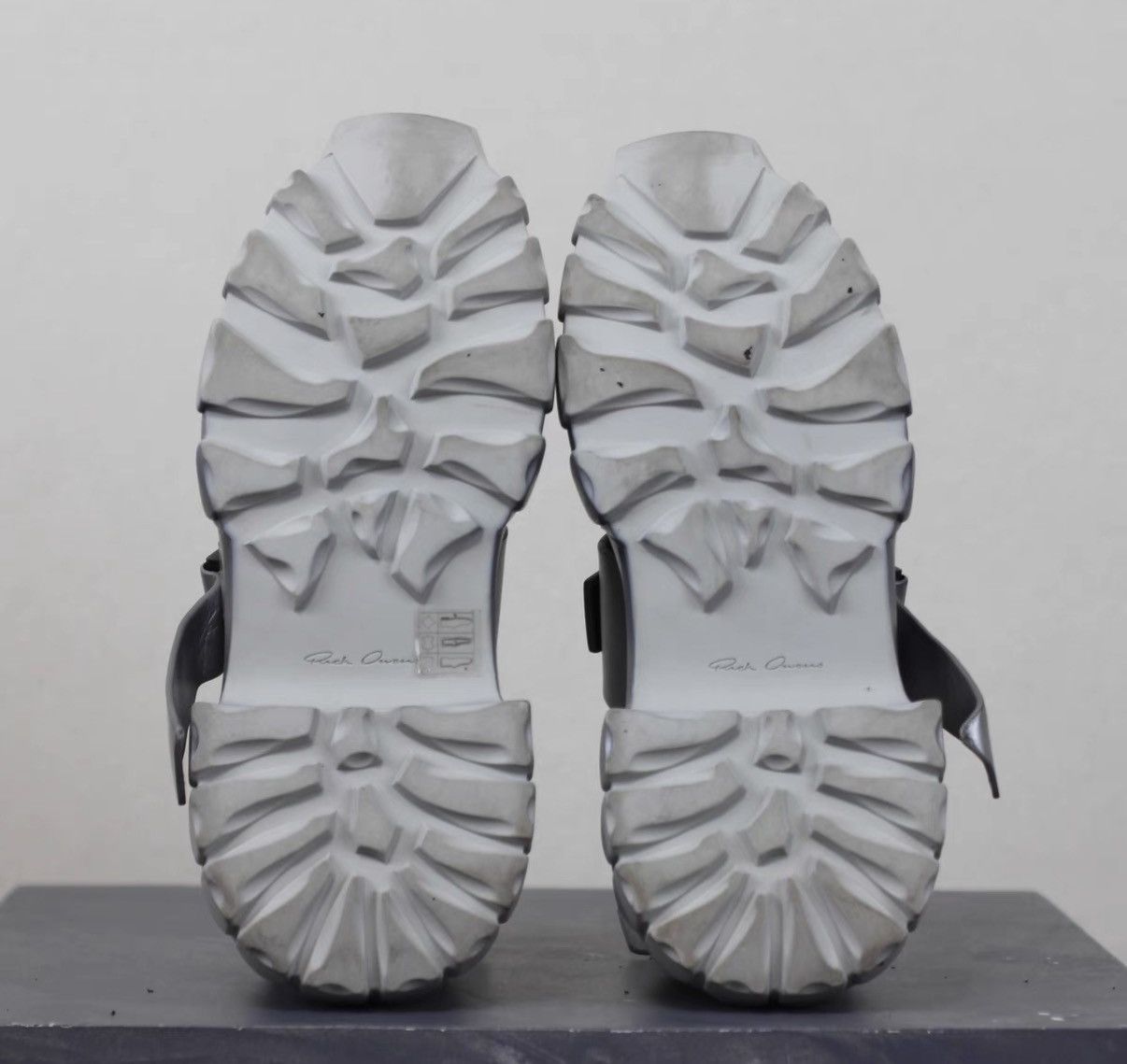Rick Owens Rick Owens Gradient Silver Platform Tank Sole Sandals Size US 7 / IT 37 - 7 Thumbnail