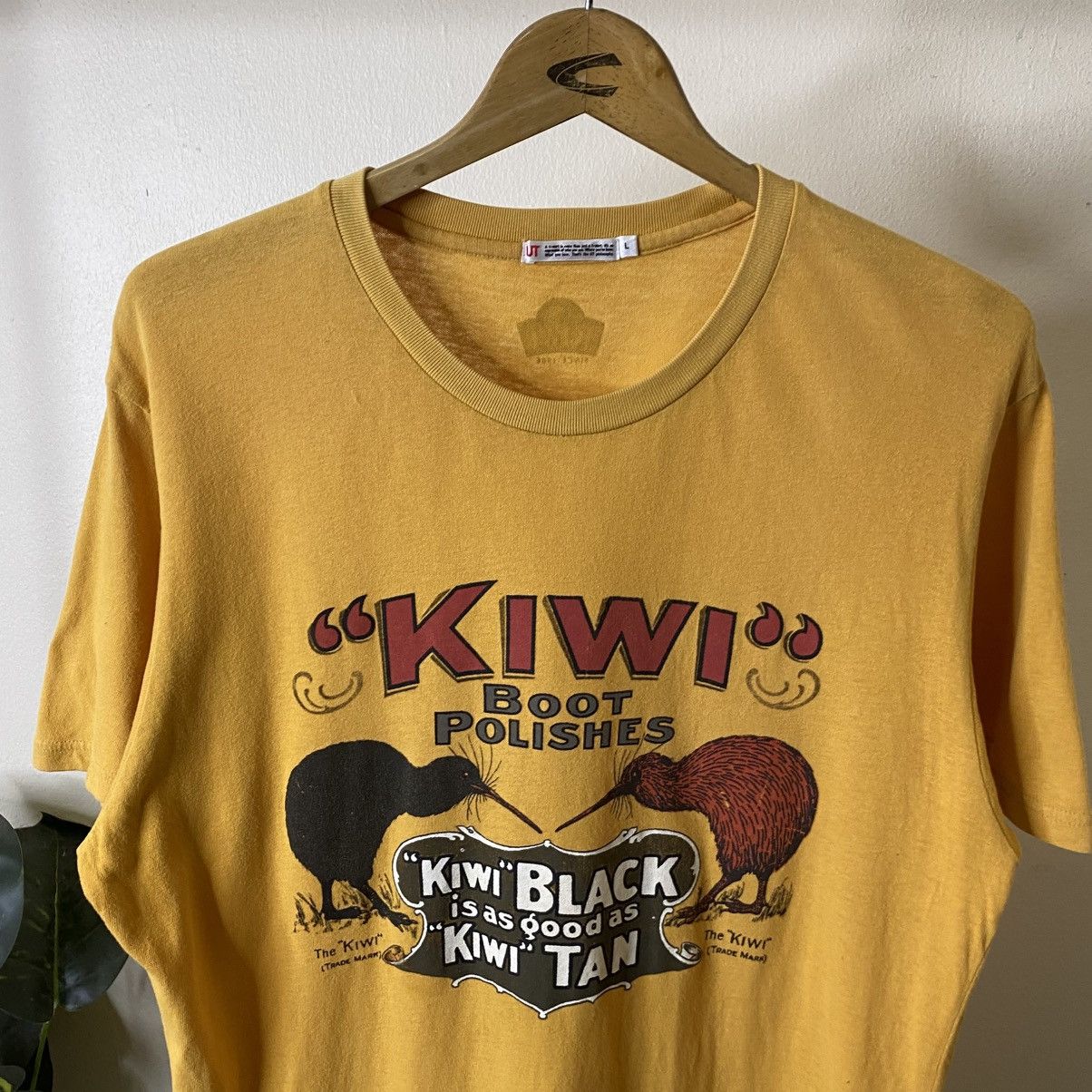 Vintage Vintage Uniqlo UT x KIWI Boot Polishes Collaboration Promo T Size US L / EU 52-54 / 3 - 2 Thumbnail