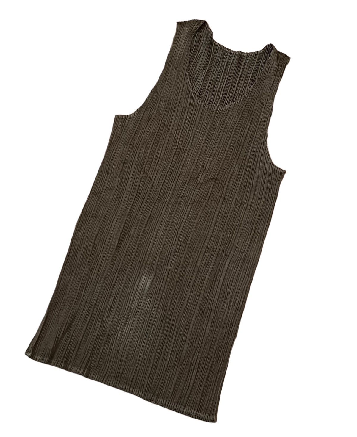 Homme Plisse Issey Miyake TAX FREE 🇺🇸 issey miyake pleats please dark olive tank top Size S / US 4 / IT 40 - 2 Thumbnail