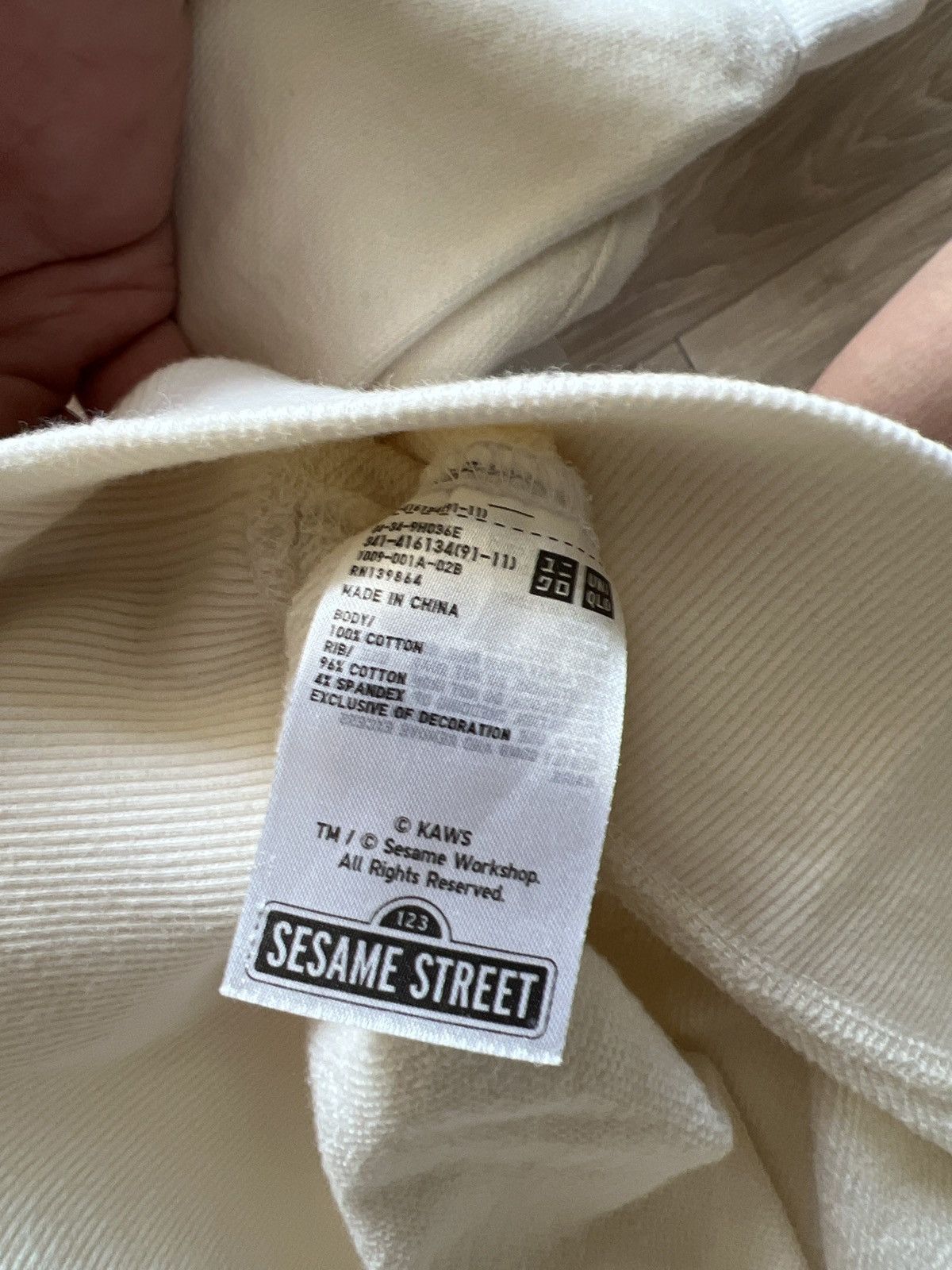Kaws × Uniqlo Uniqlo x Kaws Sesame Street Crewneck Size US L / EU 52-54 / 3 - 5 Thumbnail