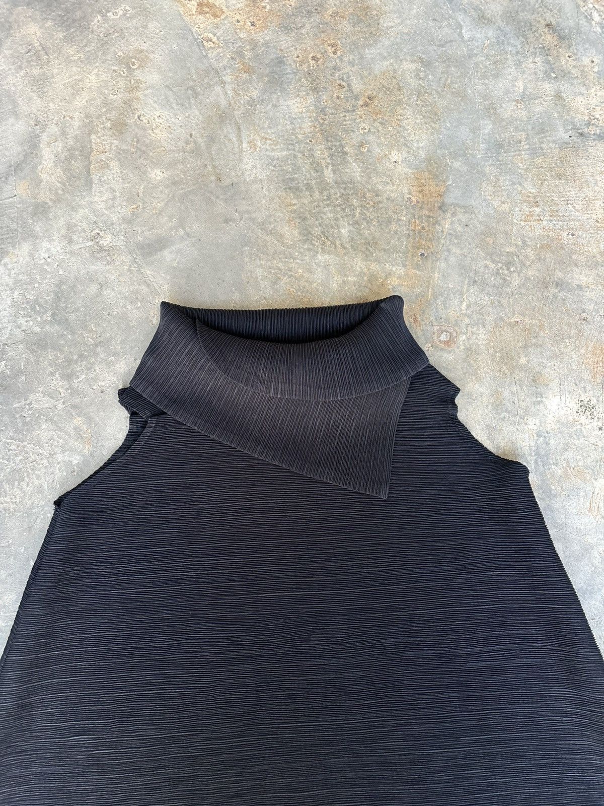 Pleats Please Issey Miyake Koibito misaki Issey Miyake Pleats Style Tank tops Size ONE SIZE - 7 Thumbnail